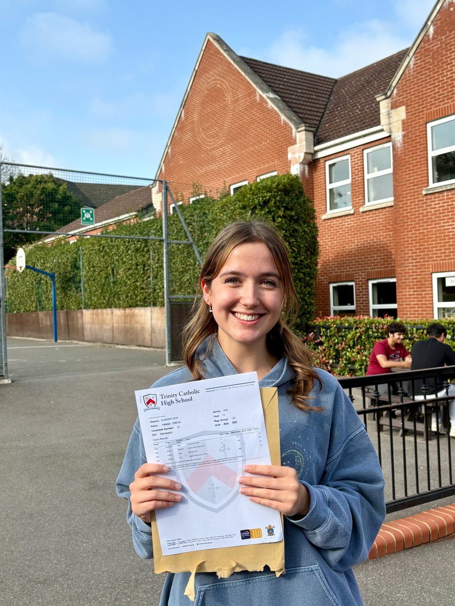 TCHSWoodford's tweet image. 🎓 Proud of our Year 13s! 96% achieved A*-E.
🏅 Lois – AAA* → Oxford(Earth Sciences)
💼 Theo – AAA+A(EPQ) → Degree Apprenticeship
⚖️ Marissa – AAA+A → Warwick (Law)
📈 Thomas – AA*B → UCL (Economics)
✍️ Megan – AAA+A → Warwick (Eng Lit)
#ALevelResults #Classof2025