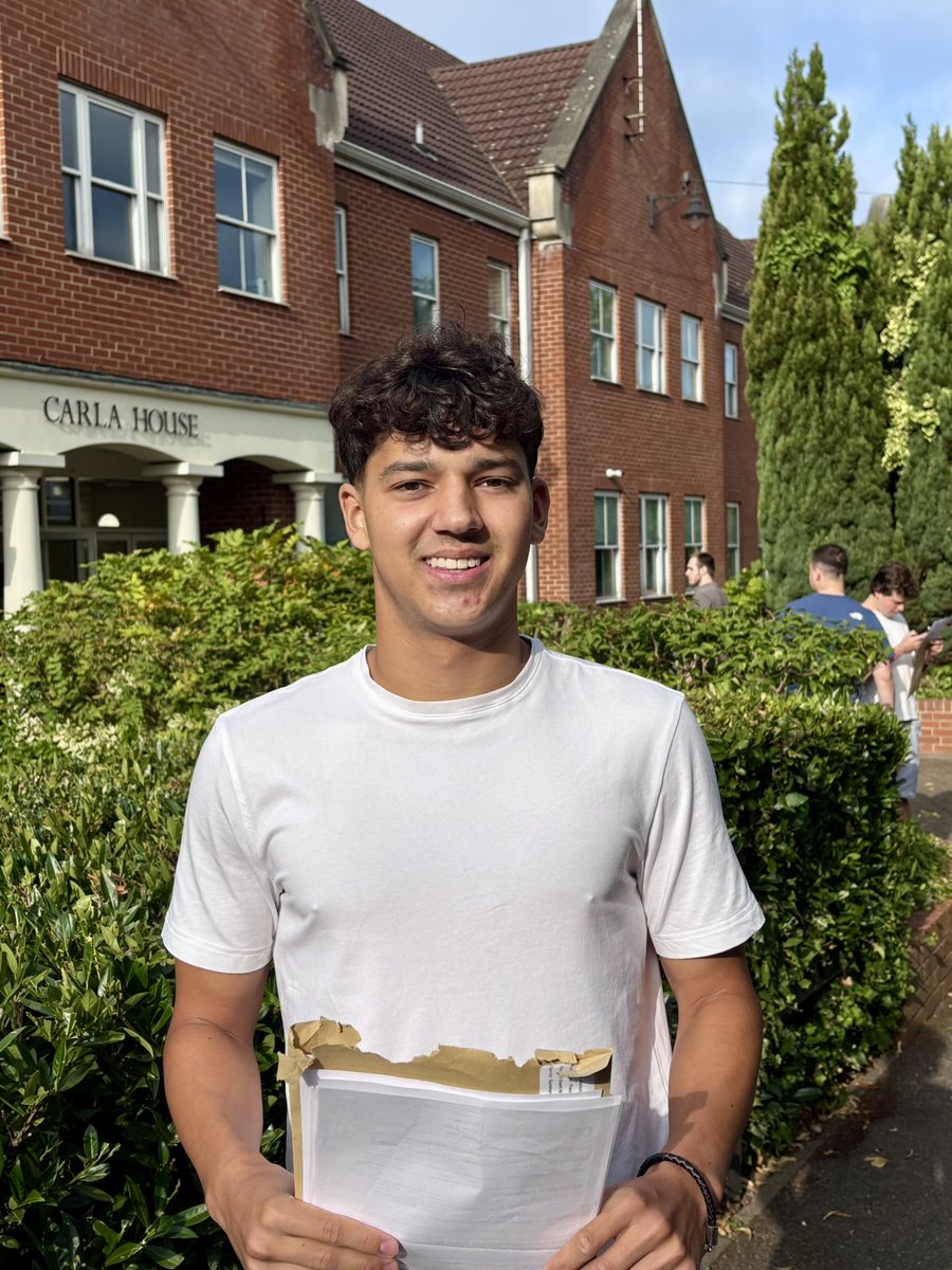 TCHSWoodford's tweet image. 🎓 Proud of our Year 13s! 96% achieved A*-E.
🏅 Lois – AAA* → Oxford(Earth Sciences)
💼 Theo – AAA+A(EPQ) → Degree Apprenticeship
⚖️ Marissa – AAA+A → Warwick (Law)
📈 Thomas – AA*B → UCL (Economics)
✍️ Megan – AAA+A → Warwick (Eng Lit)
#ALevelResults #Classof2025