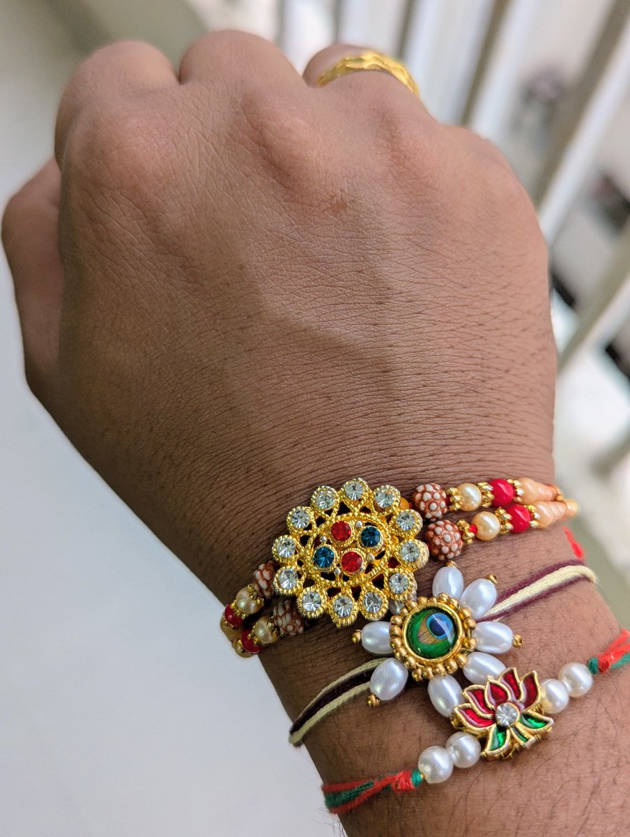 वैभव ✈️ (@vaibhav_1010_) on Twitter photo राखी भेटली बरं का <a href="/motherly_magic/">𝖒𝖔𝖒𝖆𝖌𝖊𝖗 👸🥀✨</a> आणि <a href="/Highonpanipuri/">Harshuuu🐼🐼</a> 🙌❤️🥰
प्रतिताईंनी स्वतः बनवलीये म्हणल्यावर छान असणारच 🤗💯
ताई-आक्कांचे खुप खुप धन्यवाद ❤️
ह्या शांत, गुणी, गुळमट🫣 भावावर एवढा जीव लावता, समजून घेता हे बघून अक्षरशः 'पाण्यात टचकन डोळेच आले' बघा 🥹👀🫣
#राखी #रक्षाबंधन राखी भेटली बरं का <a href="/motherly_magic/">𝖒𝖔𝖒𝖆𝖌𝖊𝖗 👸🥀✨</a> आणि <a href="/Highonpanipuri/">Harshuuu🐼🐼</a> 🙌❤️🥰
प्रतिताईंनी स्वतः बनवलीये म्हणल्यावर छान असणारच 🤗💯
ताई-आक्कांचे खुप खुप धन्यवाद ❤️
ह्या शांत, गुणी, गुळमट🫣 भावावर एवढा जीव लावता, समजून घेता हे बघून अक्षरशः 'पाण्यात टचकन डोळेच आले' बघा 🥹👀🫣
#राखी #रक्षाबंधन