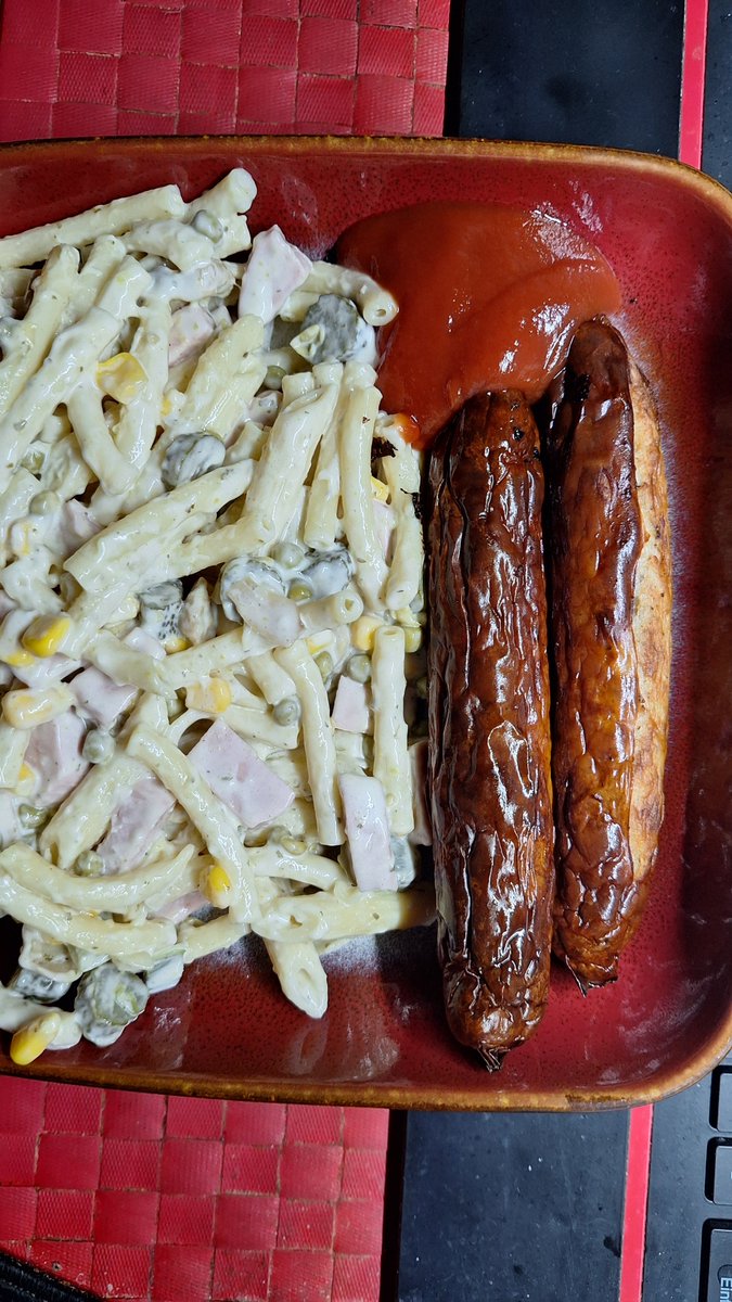 StealandMagic's tweet photo. Mahlzeit und einen schönen Dönerstag gewünscht. Bei mir heute die letzte Portion Nudelsalat mit Bratwurst. https://t.co/8H0YnAv7SD