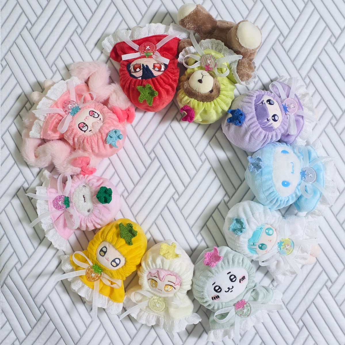 입고안내드립니다!
10cm 핸드메이드 의상 ~ with #땡글빵글MADE
땡글빵글에서 직접 제작한 토마토🍅와 딸기🍓 후드망토 의상입니다!!
머리위의 꼭지들과 귀여운 알록달록 단추로 포인트로 주었습니다😚
목과 얼굴 부분이 널널하게 고무줄로 되어있어 편하게 입혀보실수 있어요!
많은 관심 부탁드려요❤️