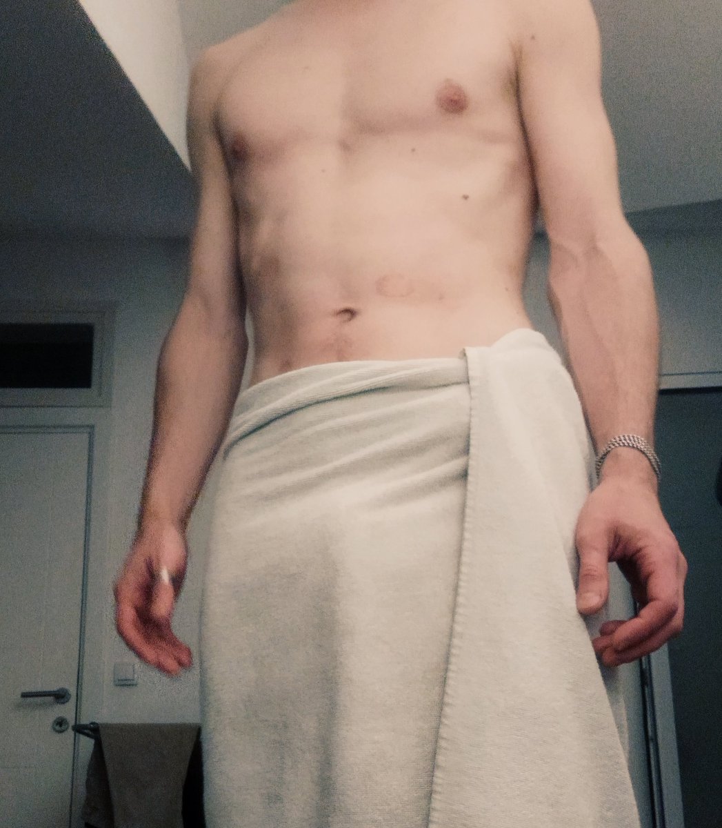 сегодняшний #нюдсочетверг с фильтром здорового цвета кожи 
(готовка тоже полным ходом, 100 гриссини сами себя не навертят)