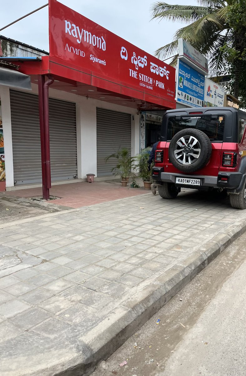 WF_Watcher's tweet image. This footpath was renovated only recently, it’s more often taken over by vehicles and food carts than by pedestrians. As a result, people are forced to walk on the main road, while BBMP and traffic police mostly remain passive spectators.

Varthur Main Rd, Siddapura 

I know this…