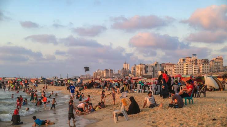 auntyneville665's tweet image. The Gaza Genocide Narrative. 🧵 
Let’s do the math. 
The population of Gaza is 2.1 million people. 
The Gaza Ministry of Health report that as of 14 August 2025, the casualty number in Gaza since 7 October 2023 is 61,709.  
1/