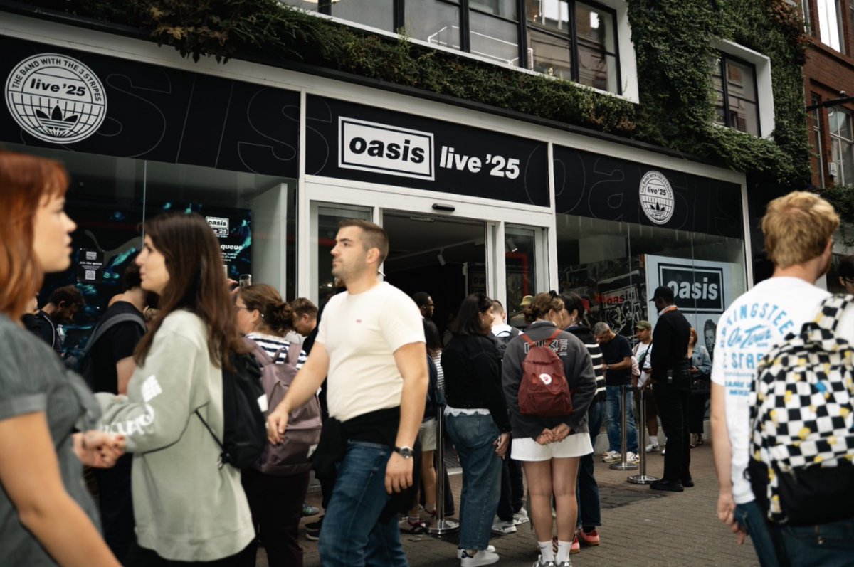 North America… Time to get gig-ready at the online and in-person Oasis fan stores!
Fan stores are opening soon in Toronto, Chicago, New York City, Los Angeles, and Mexico City. 
Check out timings and book your slot now to beat the queues!
🇨🇦🇺🇸👉OasisMusic.lnk.to/bookthefanstore