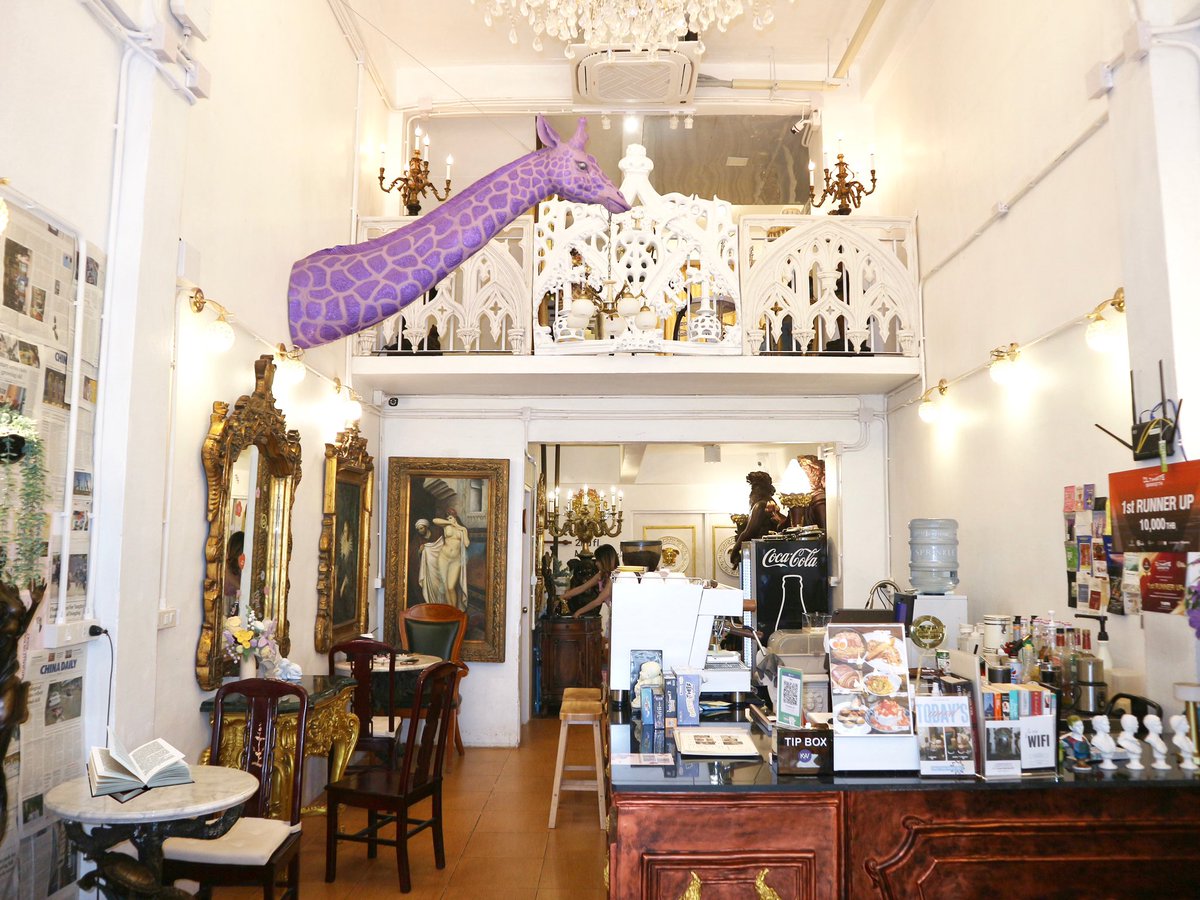 RibbinGirlster's tweet photo. The Karlwinn Cafe
คาเฟ่สไตล์หลุยส์-แอนทีค มีความยุโรปวินเทจ 
เหมือนอยู่ในราชวัง ใครชอบคาเฟ่สไตล์นี้ 
แนะนำที่นี่เลย มีเมนูอาหาร ของหวาน 
และเครื่องดื่ม ครบค่ะ 
ใดๆคือทั้งเฟอร์ ฉาก แสง ดีมากๆ
📍พิกัด :: ซ.72 ถ.โชคชัย4 ย่านลาดพร้าว กรุงเทพ
@aroii 
#คาเฟ่ #Cafe https://t.co/8vffLn1D6h