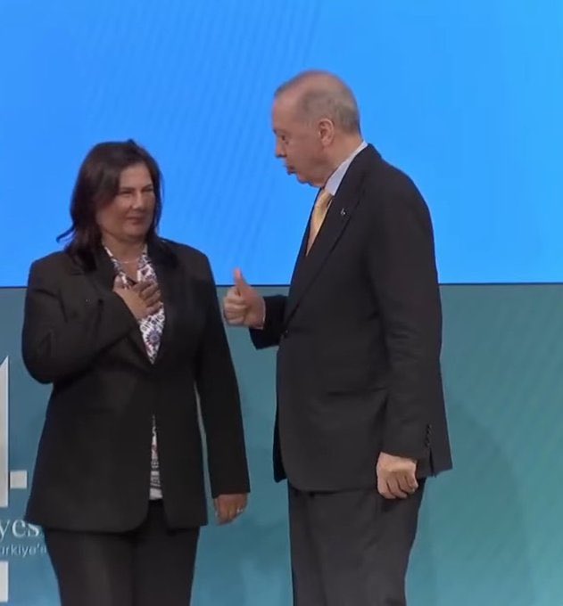 🔴 Ak parti Üsküdar belediyesinde  kıytırık bir meclis üyesi Ak partiden istifa edip CHP'ye geçince 1 ay ballandıra ballandıra goy goy yapanlar, 
Bir Büyükşehir belediye başkanı CHP'den istifa edip Ak parti'ye geçince burun kıvırıyor.

Özlem Çerçioğlu'nun elinin boş gelmediğini,