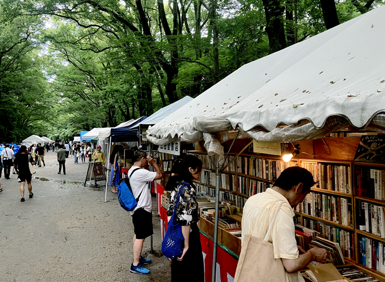 昨日、京都の古本市行ったんです。糺の森。
そしたらなんか人がめちゃくちゃいっぱいで混み合ってるんです。
で、よく見たらなんか垂れ幕下がってて、3冊500円、とか書いてあるんです。
もうね、アホかと。馬鹿かと。
もまいらな、3冊500円だったら万障繰り合わせて来て普段買わない本も買うだろーよ。