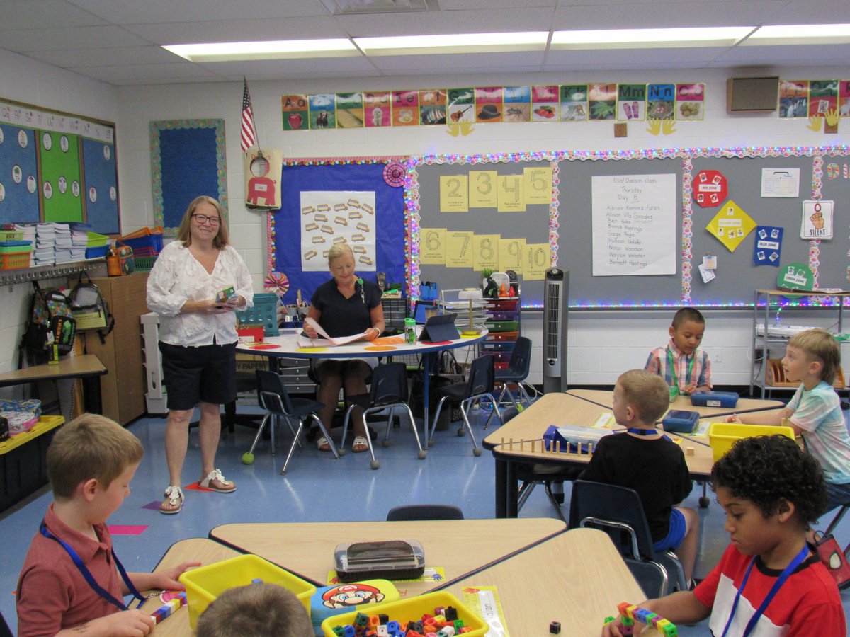 MMPTurtles's tweet photo. Sometimes, the 2nd day is as good as the 1st day! We welcomed Day B Kindergarten students today and Dr. Warner! Our teachers are as excited today as they were yesterday and students are adjusting well! #thisisfcps1 #PiercePride https://t.co/a6NiVniTbH