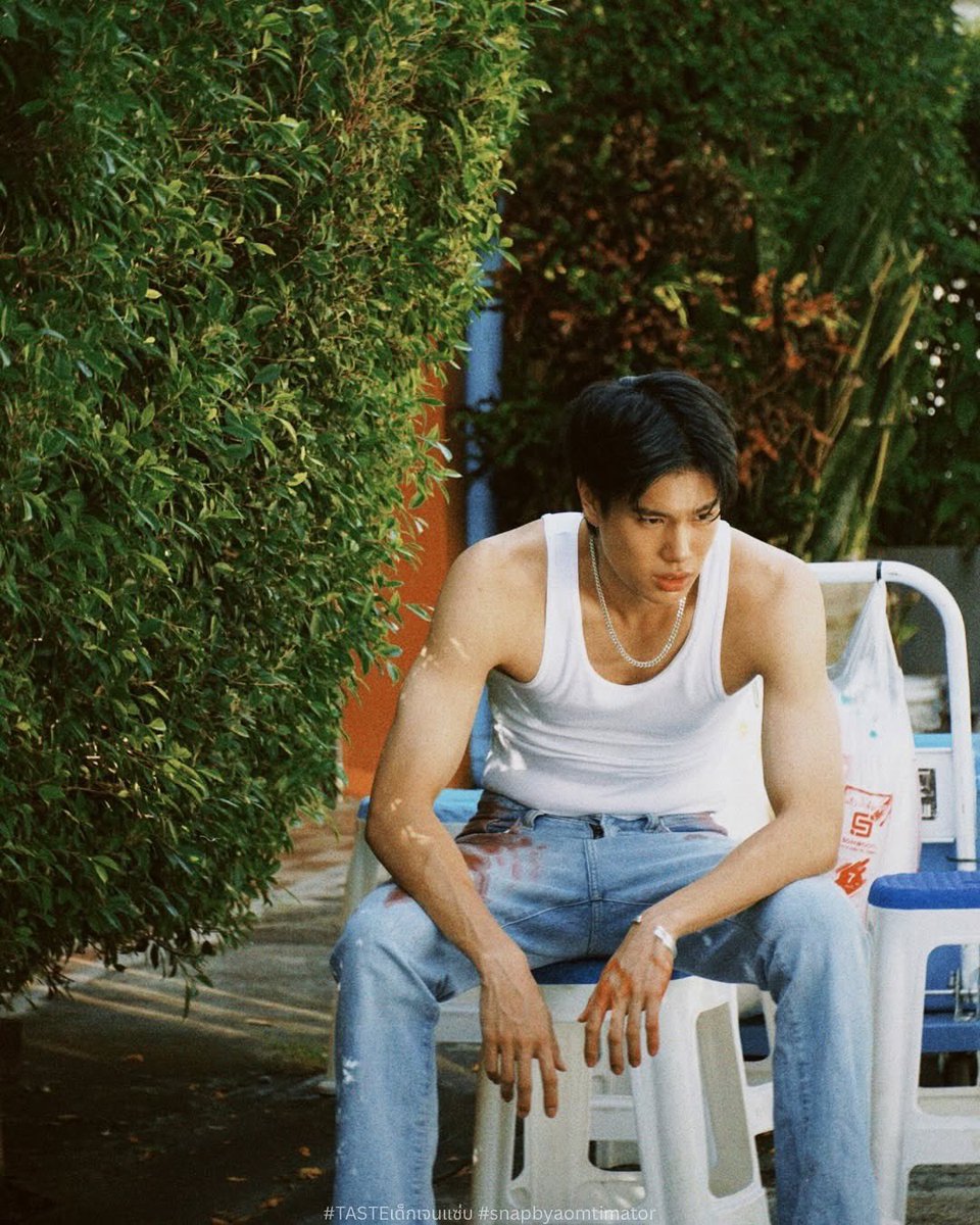 PhuwinOfficial's tweet photo. Casting Note # 3 : Diesel

⁃ ดีเซล ตัวละครที่ดุเดือดที่สุดใน TASTE มีมิติตัวละครสูง, จากคนธงแดงแต่กลายเป็นตัวละครที่มี character development ที่น่าเอาใจช่วย – บทท้าทายสุดๆ เราสนใจตัวละครนี้มากๆ

⁃ ตีความดีเซลว่า เด็กอินเตอร์ รวย Top 1% เปลือกนอกหยาบคาย รุนแรง ชายแทร่ แต่ก็เอาใจใส่เพื่อนรอบตัว อ่านบทไปยิ่งเห็นความอ่อนต่อโลก จัดการตัวเองไม่ได้ เนื้อแท้เป็นเพียงเด็กที่โตมาไม่รู้จักความรัก มีปมกับพ่อ เลยสร้างเกราะป้องกันตัวเองด้วยเปลือกนี้ สำหรับเรา key ของดีเซลจริงๆ คือ “เหยื่อ” ของ Toxic Masculinity มันอยากเป็นคนดี แต่โลกทำให้มันต้องร้าย

⁃ ความท้าทายคือ ดีเซลมีไดนามิคเฉพาะตัว ถ้าจริตไม่ตรง หรือเล่นไม่ถึงจะดูประดิษฐ์ทันที

⁃ Direction ที่วางไว้คือหานักแสดงที่เข้าใจ attitude ดีเซลและสามารถ balance ด้านรุนแรงและอ่อนโยนอย่างพอดี มีเสน่ห์พอให้คนดูโอบอุ้มพร้อมทำความเข้าใจ และมีการแสดงที่รับมือกับซีนโหดๆได้ การแคสเลยเลือกซีนที่จะเห็นจริตและซีนยากมาใช้ (ซีนเล่นเกมส์, ซีนเงาะกับแบมบี้, ซีนโรงพยาบาล) กำกับโดยเน้นเปิดให้นักแสดง improvise เพื่อหา จริต นั้น และเก็บการแสดงให้ดีที่สุดเท่าที่เวลาจะมี เป็นการแคสที่ใช้พลังงานสูง ทั้งเราและนักแสดง..พวกเราทำแคสกันเยอะทีเดียว และเป็นภูวินทร์ที่ทุกคนเห็นเป็นเอกฉันทร์ว่าใช่ที่สุด

⁃ ตอนอ่านบท เห็นภาพภูวินทร์กับบทนี้ชัดมาก คงเพราะได้เจอกันในดาหลา รู้สึกว่าน้องมีทั้งมุมแบบคริส/พี่ตั้งและมุมแบบภูวิน ที่จะทำให้ดีเซลน่าสนใจได้ ดูน่าตื่นเต้นดี เลยชวนภูวินทร์มาแคสดู (ขอบคุณพี่แจ๊ค ผจก.ที่สนับสนุนมาตั้งแต่ดาหลาและทำให้ทุกอย่างเกิดขึ้นนะครับ)

⁃ ในวันแคส ภูวินทร์ก็ทำได้จริงๆ น้องมีความเข้าใจต่อตัวละครนี้สูง จูนอินได้ตั้งแต่ตอนบรีฟ สามารถใช้สัญชาตญาณและประสบการณ์มาปรับเข้ากับบทได้อย่างพอดี ทุกบทพูดดูเข้าปากเป็นธรรมชาติ ความอ่อนโยนในตัวภูวินทร์มาผสมกับบทกลายเป็นดีเซลที่ดูน่ากลัวแต่ก็น่าเห็นใจ เป็นเทปแคสที่ quality การแสดงแข็งแรงมากๆ ของงานนี้ 

- 2 ปีที่ได้ทำงานกับภูวินทร์ พวกเราตั้งเป้าว่าอยากลองดันบาร์ไปด้วยกัน ตั้งแต่ดาหลาถึง TASTE น้องไม่หยุดพัฒนาตัวเอง พวกเราคุยกันตลอดว่าจะปรับอะไรให้ดีขึ้นได้ในฐานะนักแสดง และที่น่าประทับใจคือ ทุกครั้งที่ comment อะไรไป เผลอแปบๆ น้องปรับได้แล้ว เก่งหวะ ภูวินอัพเลเวลขึ้นเยอะมากจริงๆ

ถ้าเป็นชีวิตจริงเราคงไม่ยุ่งกับดีเซล แต่กลายเป็นว่า ดีเซลคือหนึ่งในตัวละครที่เรารักที่สุดที่ได้ทำ ขอบคุณภูวินทร์ที่ทุ่มสุดตัวไปกับบทนี้ ได้เห็นมึงโตและเก่งขึ้น ไปต่อนะ :)
 
ออม อธิศ

IG : aomtimator 

❥@phuwintang🍯

14AUG Lustrous PHUWIN

#TASTEเด็กเจนแซ่บ
#phuwintang