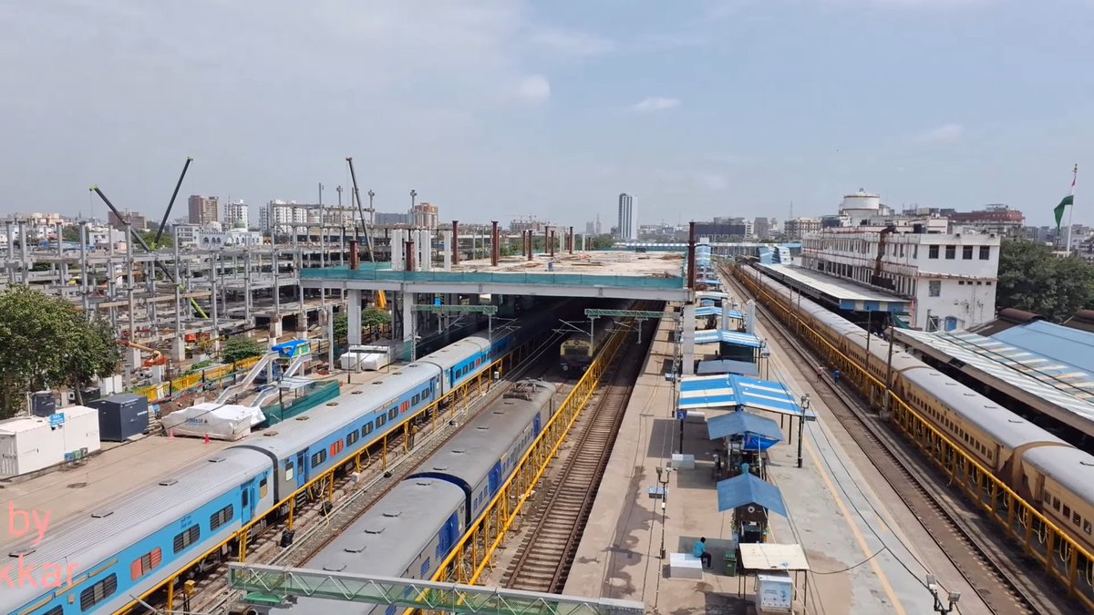 Siege4570's tweet image. 🚆 Surat Railway Station redevelopment — deadline Dec 2026. Will feature world-class design, modern amenities &amp;amp; better connectivity.

#IndianRailways #Surat #StationRedevelopment #AmritStations