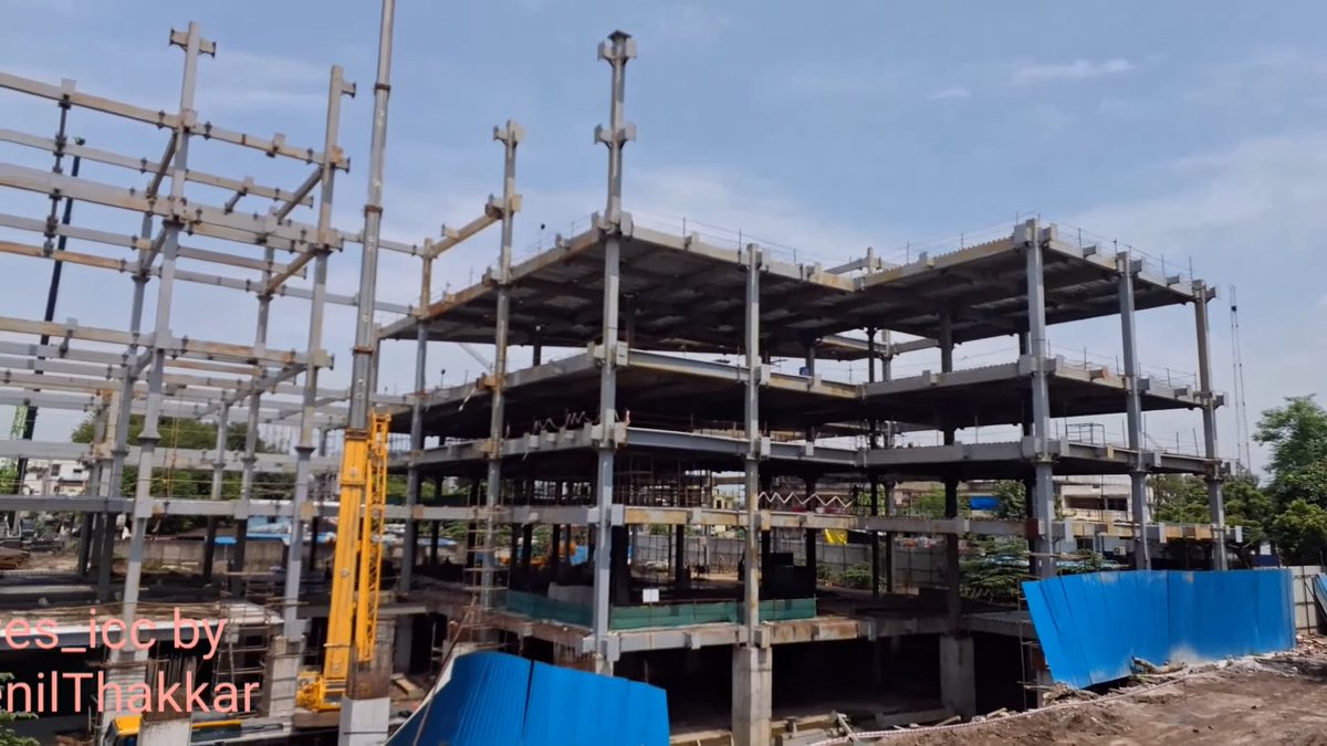 Siege4570's tweet image. 🚆 Surat Railway Station redevelopment — deadline Dec 2026. Will feature world-class design, modern amenities &amp;amp; better connectivity.

#IndianRailways #Surat #StationRedevelopment #AmritStations