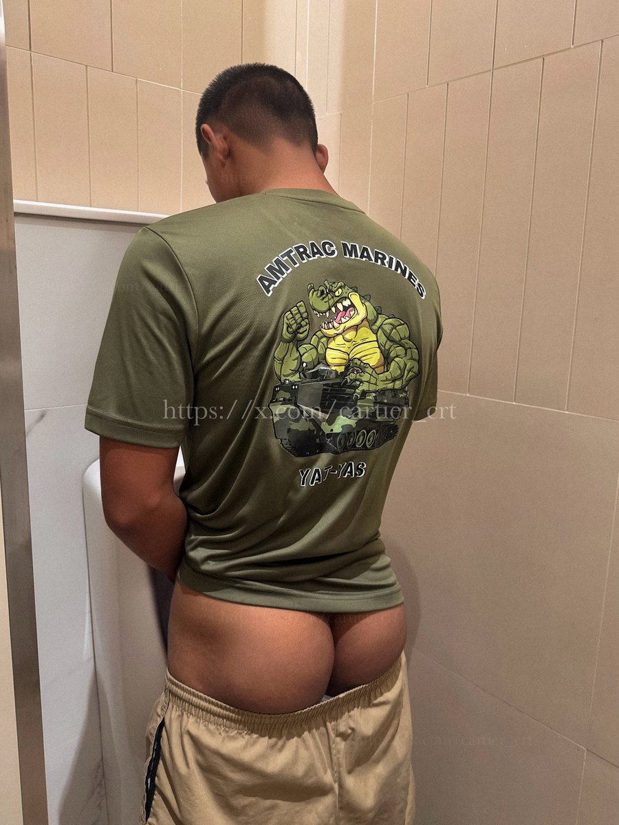 พาน้อง #หัวเกรียน นย.  มาฉี่ หันหลังไปเจอแบบนี้คือหุ่นโครตเสียว‼️ หุ่นแน่นจัด สูงยาวเข่าดี ตูดงอนโครต ใครชอบ #รีทวิต เลยครับ 🪖