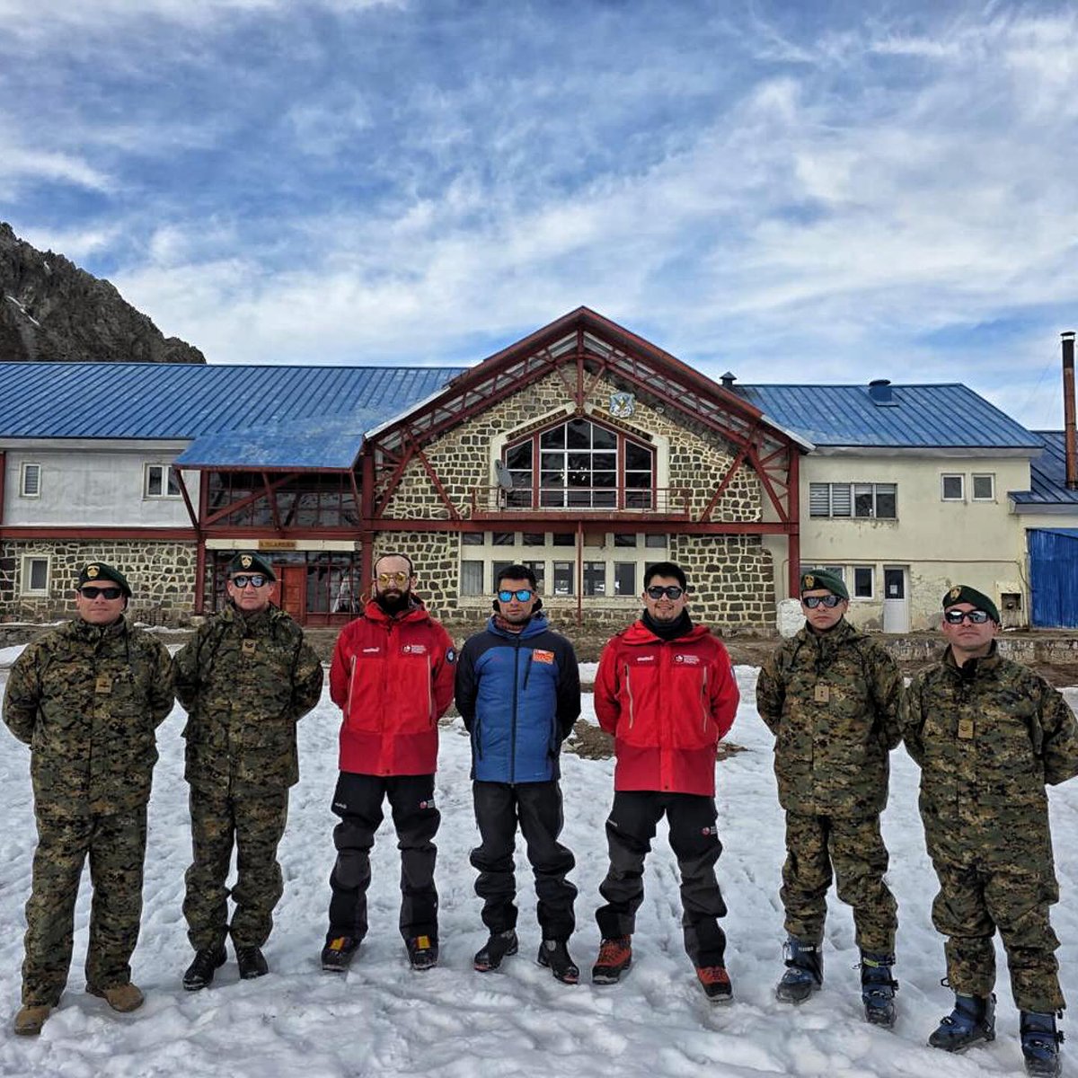 inach_gob's tweet photo. 🇦🇶🇨🇱Gracias a una invitación del @ejercito_chile profesionales del INACH se capacitan en Técnicas de Montaña en el Centro de esquí Portillo ubicado en Los Andes. Las jornadas comprenden unidades de vida y desplazamiento en montaña invernal, así como rescate en terrenos glaciados https://t.co/PAVQGCpmhw