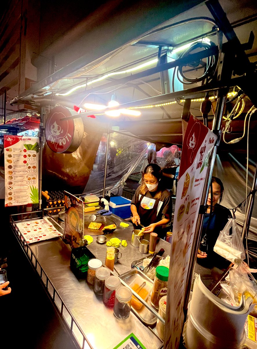 バンコクなう。本場のマッサマンカレー激ウマ。大仏デカい。昼夜、屋台飯をどこでも堪能出来る。最高。