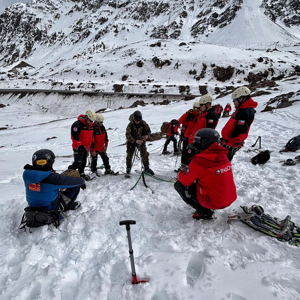 inach_gob's tweet photo. 🇦🇶🇨🇱Gracias a una invitación del @ejercito_chile profesionales del INACH se capacitan en Técnicas de Montaña en el Centro de esquí Portillo ubicado en Los Andes. Las jornadas comprenden unidades de vida y desplazamiento en montaña invernal, así como rescate en terrenos glaciados https://t.co/PAVQGCpmhw