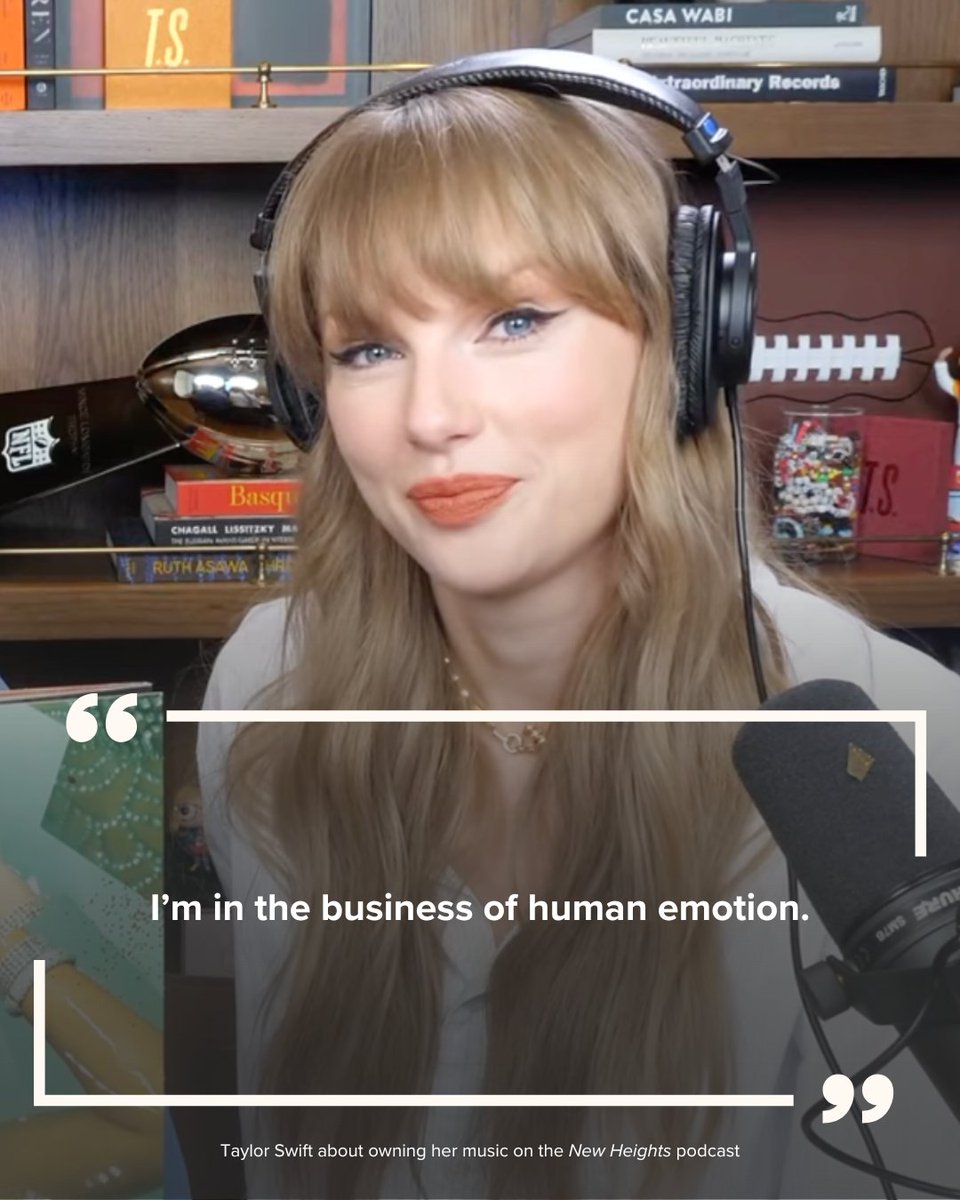 ParadeMagazine's tweet image. Taylor Swift opened up about owning the master recordings of all of her music on the New Heights podcast today, and how her family helped her through the process of reclaiming her catalog 🫶 ⁠(📸: New Heights) 
#TSTheLifeOfAShowgirl #TaylorSwift  #NewHeights