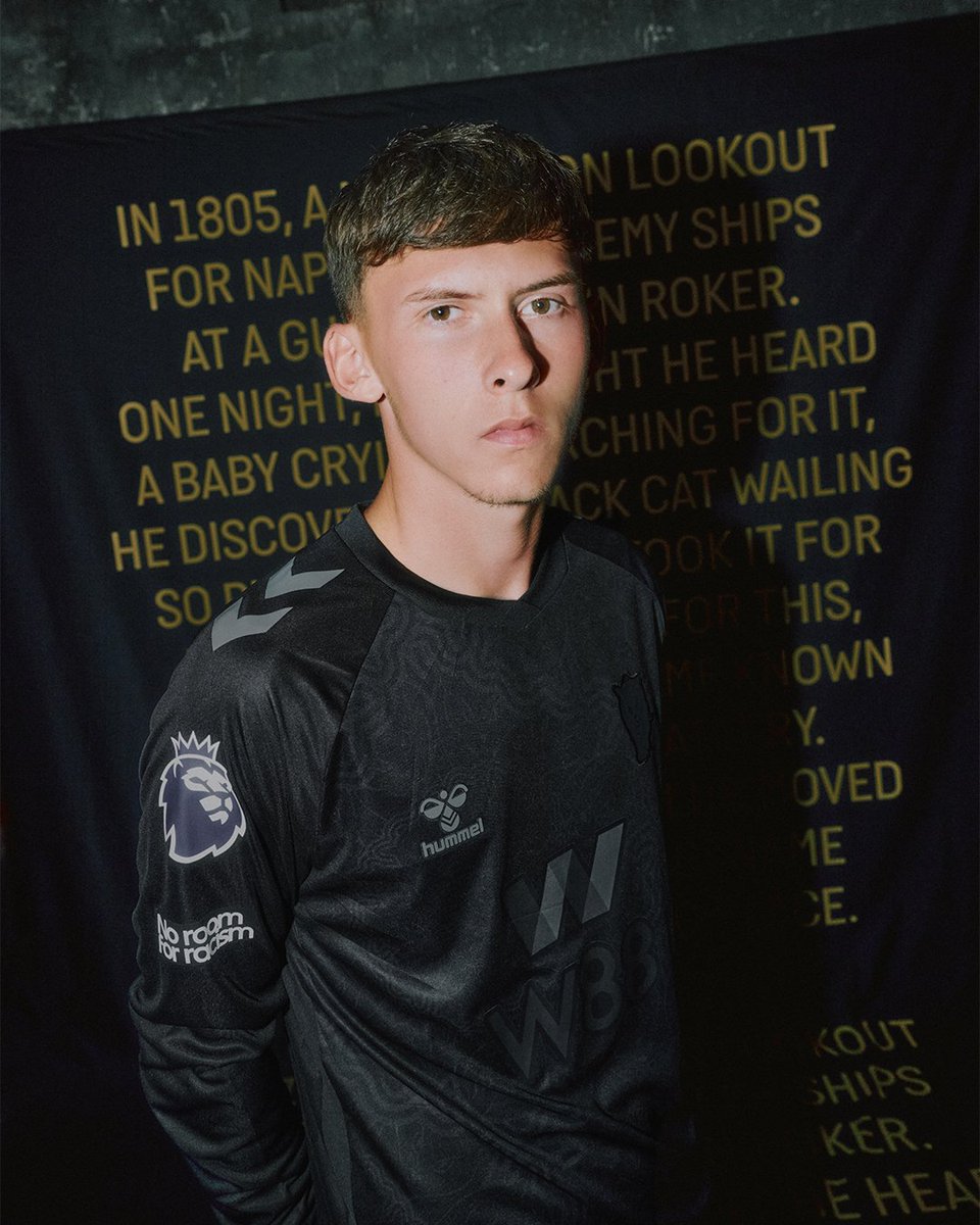 Sunderlands tredjetröja med en hyllning till smeknamnet Black Cats.