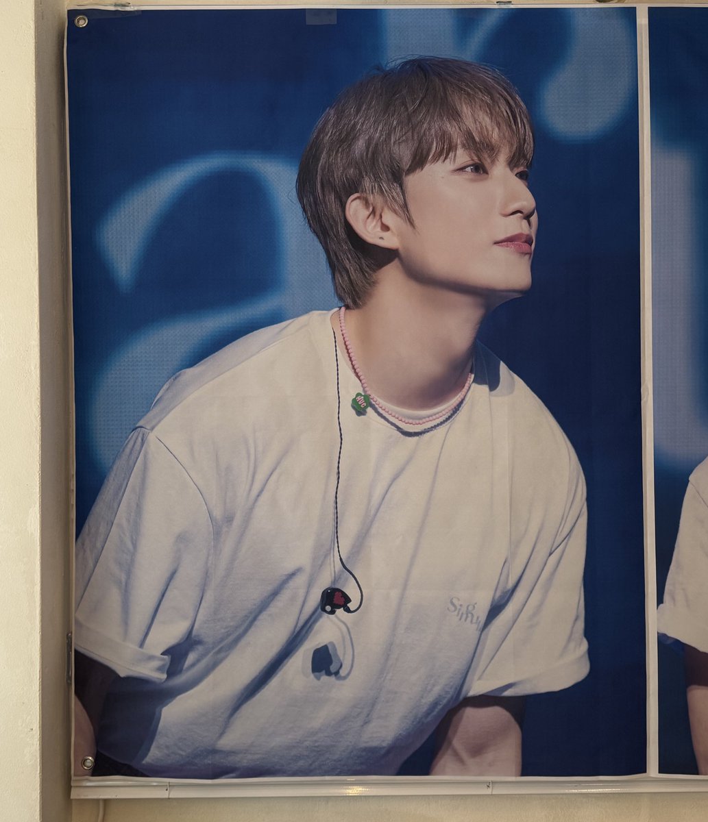 yoouO_O's tweet photo. 두번째로 방문한 카페
벽에 왕크고 왕잘생긴 사람이 있어요.....🥹
공찬오빠 옆에서 맛있는거 먹으니까 행복해요😊😊

#바나의_여름_공찬이_머무는_곳
#공찬 #GONGCHAN #B1A4 #비원에이포 https://t.co/Pjdz9yiD25