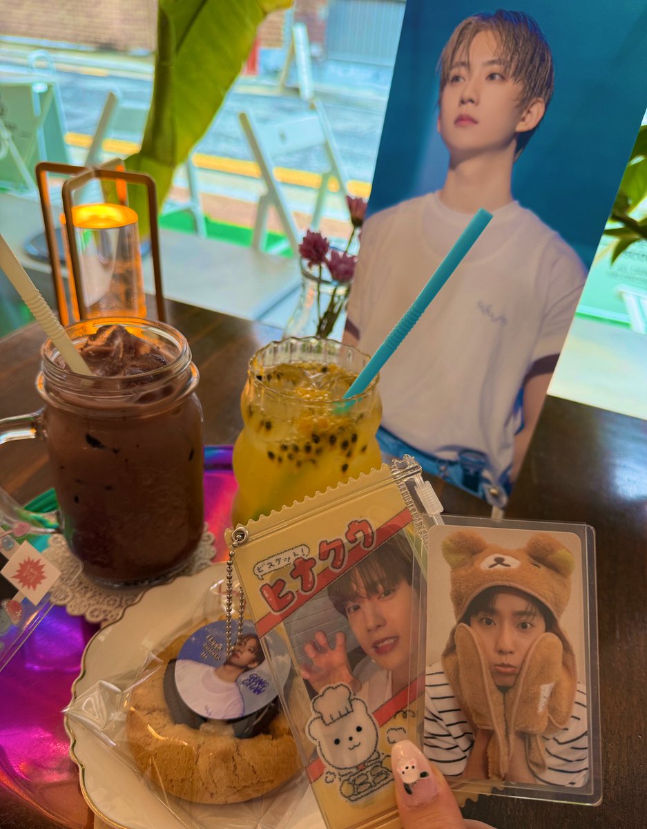yoouO_O's tweet photo. 두번째로 방문한 카페
벽에 왕크고 왕잘생긴 사람이 있어요.....🥹
공찬오빠 옆에서 맛있는거 먹으니까 행복해요😊😊

#바나의_여름_공찬이_머무는_곳
#공찬 #GONGCHAN #B1A4 #비원에이포 https://t.co/Pjdz9yiD25