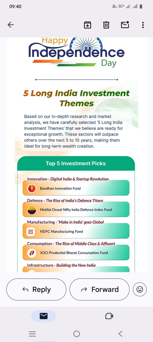 77shuklaShukla's tweet image. बूढ़ी हुईं बुआ पर हर
सावन में मैके आ जाती हैं!

बापू के संग विदा हो गए 
सब अधिकार दुआरे के
आँगन, चौखट और कोठरी
चली गईं अम्मा ले के

सूखे हुए ताल से जाकर
जाने क्या-क्या बतियाती हैं!
बूढ़ी हुईं बुआ पर हर
सावन में मैके आ जाती हैं!