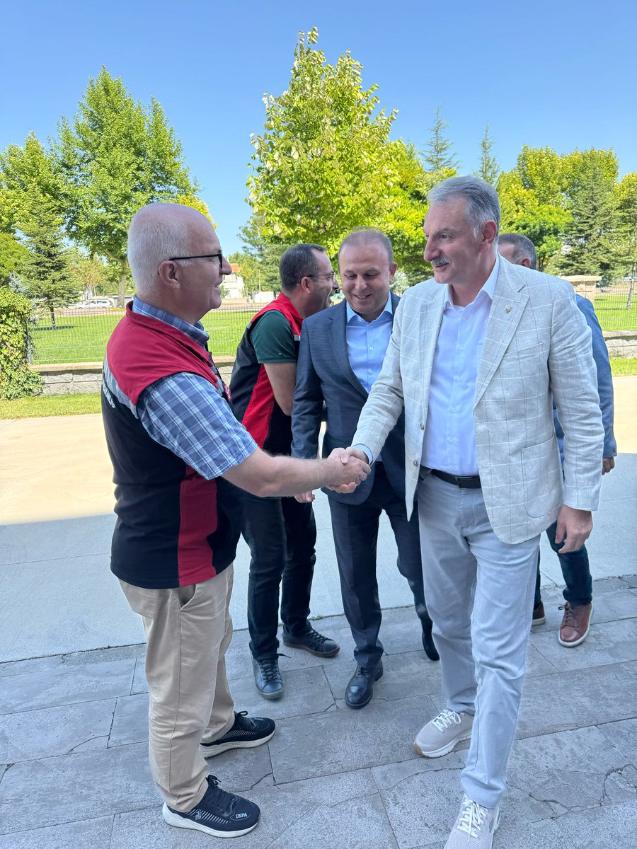 Ahmet_Guldal's tweet photo. Kayseri İl Tarım ve Orman Müdürlüğünü ziyaret ettik.

İl Müdür��müz Sayın Bülent Saklav ile gerçekleştirdiğimiz görüşmede, başta hububat hasadı olmak üzere il genelindeki tarımsal faaliyetler hakkında bilgi alarak çeşitli değerlendirmelerde bulunduk. 

Nazik misafirperverlikleri için Sayın İl Müdürümüze teşekkür ediyorum.