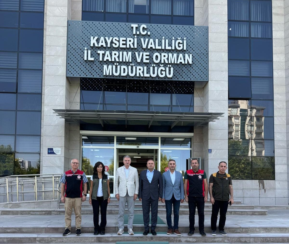 Ahmet_Guldal's tweet photo. Kayseri İl Tarım ve Orman Müdürlüğünü ziyaret ettik.

İl Müdür��müz Sayın Bülent Saklav ile gerçekleştirdiğimiz görüşmede, başta hububat hasadı olmak üzere il genelindeki tarımsal faaliyetler hakkında bilgi alarak çeşitli değerlendirmelerde bulunduk. 

Nazik misafirperverlikleri için Sayın İl Müdürümüze teşekkür ediyorum.