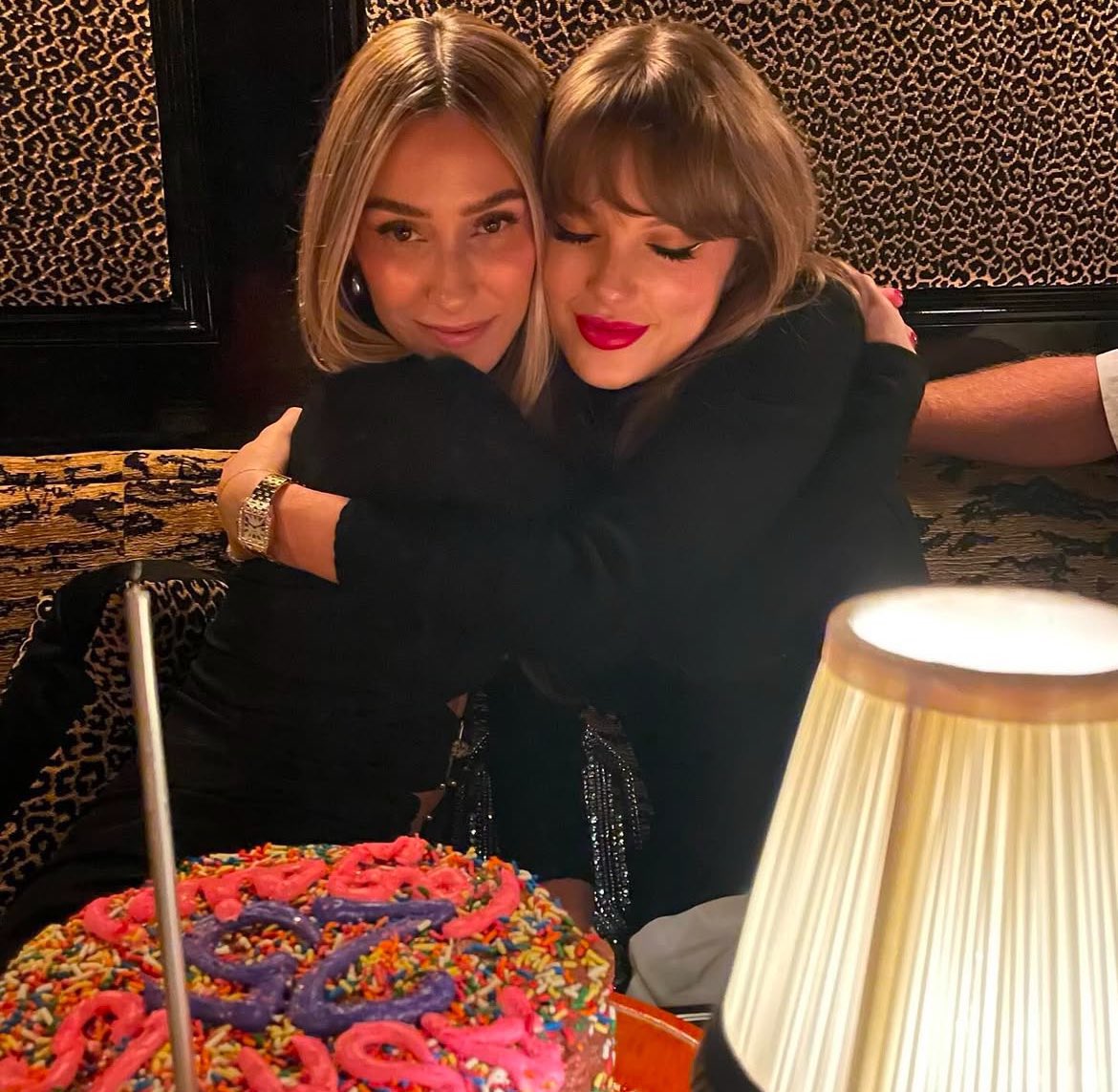 taylorswiftbr's tweet photo. Ashley Avignone compartilhou em seu Instagram Stories o pão caseiro que Taylor Swift lhe enviou:

“The loaf of a dough girl” 😂 https://t.co/4kgqzh1N7I