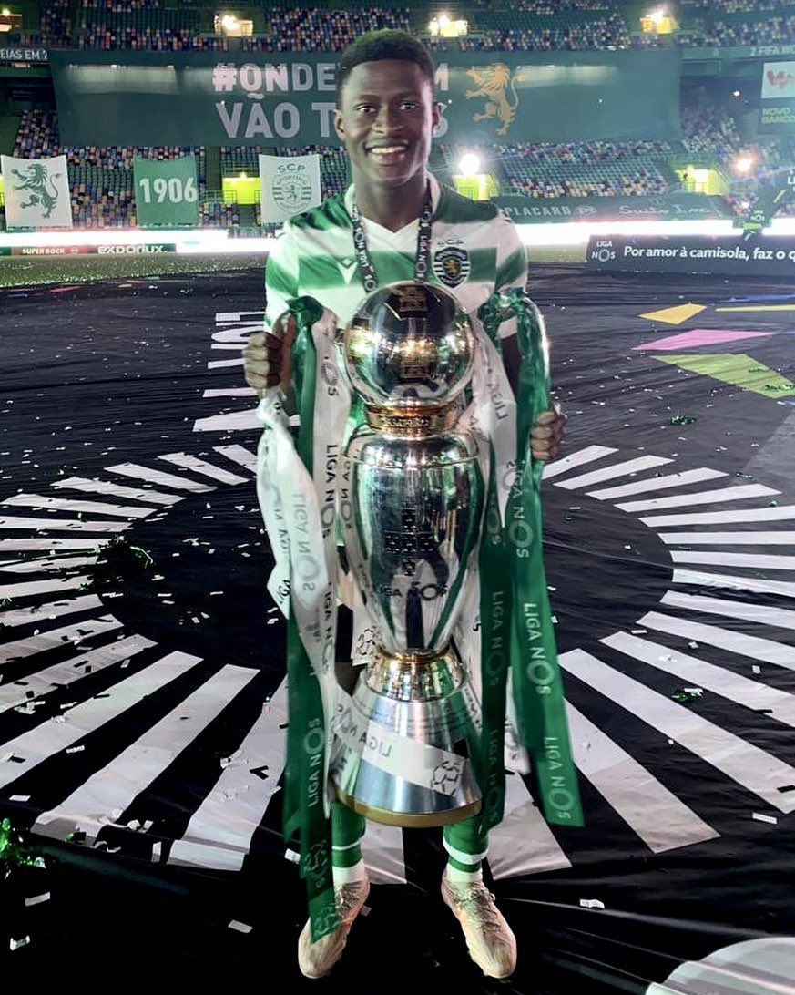 SportingCP's tweet photo. .@nunomendes_25 tornou-se o jogador com 23 anos mais titulado de sempre, com 15 títulos conquistados 🏆

Orgulho #MadeInSporting 🟢⚪️ https://t.co/67V5Zpxa6o