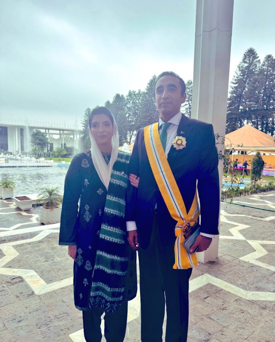 fayazbuttmpa's tweet photo. صدر آصف علی زرداری نے بلاول بھٹوزرداری @BBhuttoZardari کو بہترین سفارتی خدمات پر نشانِ امتیاز سے نوازا ہے۔ یہ پہلا موقع ہے جب ایک بیٹا اپنے والد، صدرِ مملکت سے قومی اعزاز حاصل کر رہا ہے۔💚
#Pakistan
#HappyIndependenceDa https://t.co/XpfVsJ1CgR