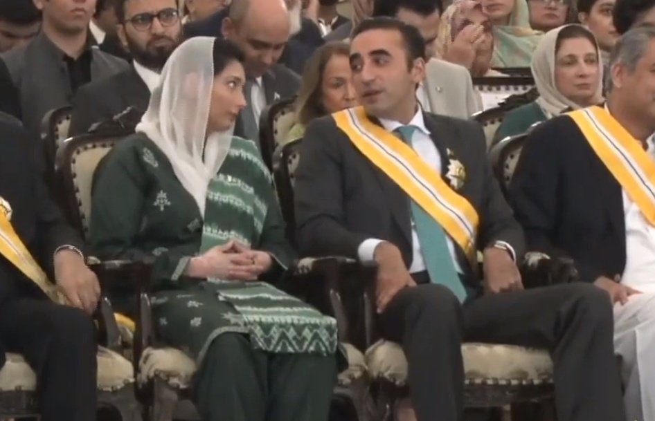 fayazbuttmpa's tweet photo. صدر آصف علی زرداری نے بلاول بھٹوزرداری @BBhuttoZardari کو بہترین سفارتی خدمات پر نشانِ امتیاز سے نوازا ہے۔ یہ پہلا موقع ہے جب ایک بیٹا اپنے والد، صدرِ مملکت سے قومی اعزاز حاصل کر رہا ہے۔💚
#Pakistan
#HappyIndependenceDa https://t.co/XpfVsJ1CgR
