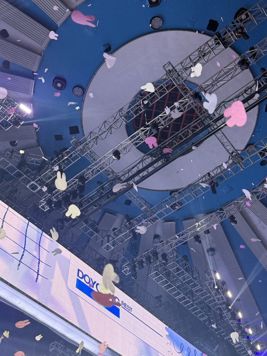 도영콘은 ㄹㅇ 컨페티 보는 맛이 잇어서 눈이 넘넘 즐겁구 더 소중해지는 거 가터…