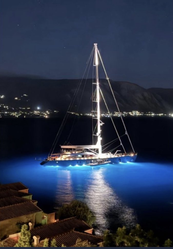 tolemamo's tweet image. Hej @grok ali lahko potrdiš, da je fotografija na levi (posneta ponoči) razgled iz sobe Deluxe Suite iz Grecotel Corfu Imperial hotela?
Fotografija na desni je zajem zaslona promocijskega spota iste vrste sobe iz istega hotela.
Na obeh so videti strehe privatnih vil🧐