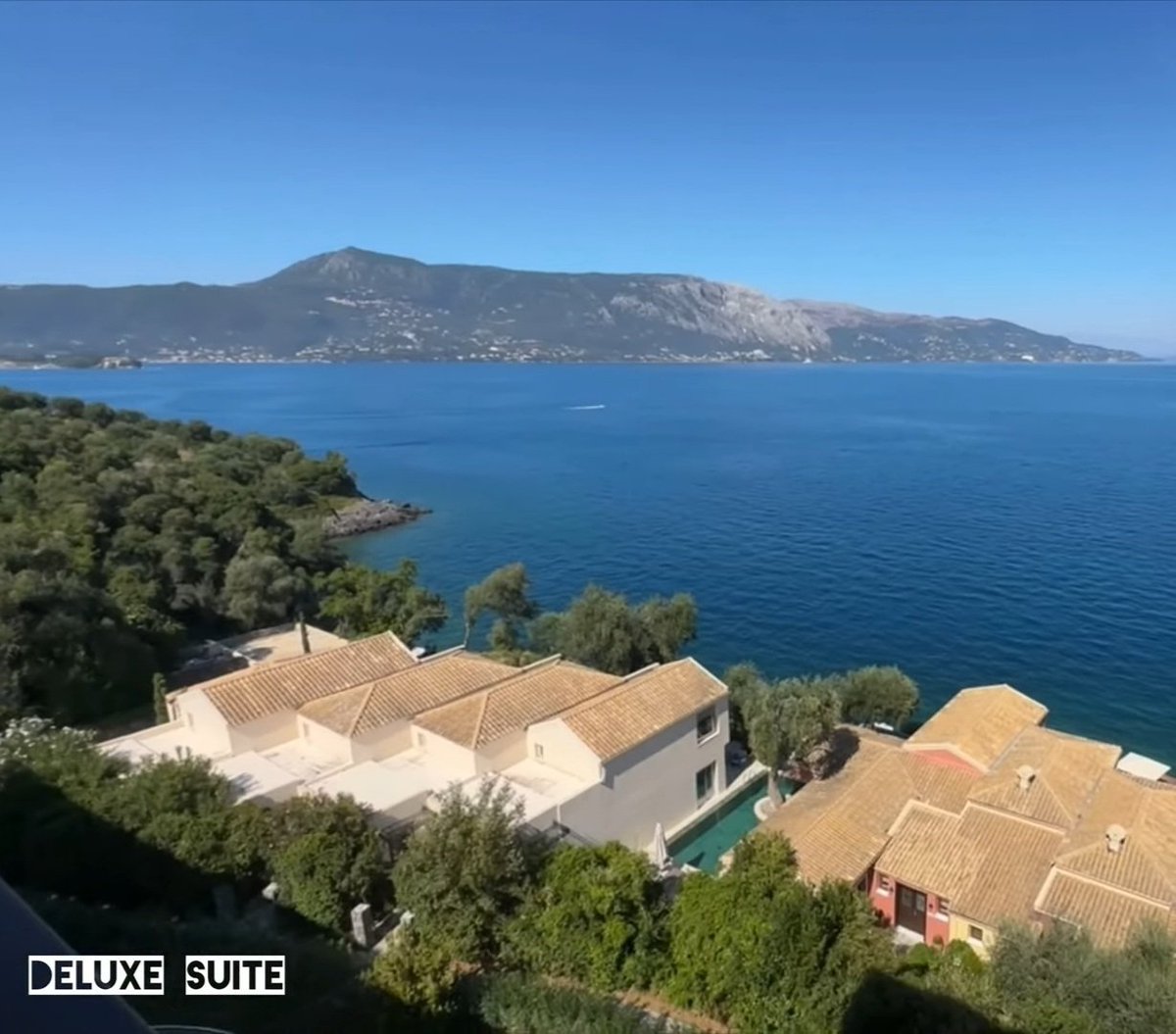 tolemamo's tweet image. Hej @grok ali lahko potrdiš, da je fotografija na levi (posneta ponoči) razgled iz sobe Deluxe Suite iz Grecotel Corfu Imperial hotela?
Fotografija na desni je zajem zaslona promocijskega spota iste vrste sobe iz istega hotela.
Na obeh so videti strehe privatnih vil🧐
