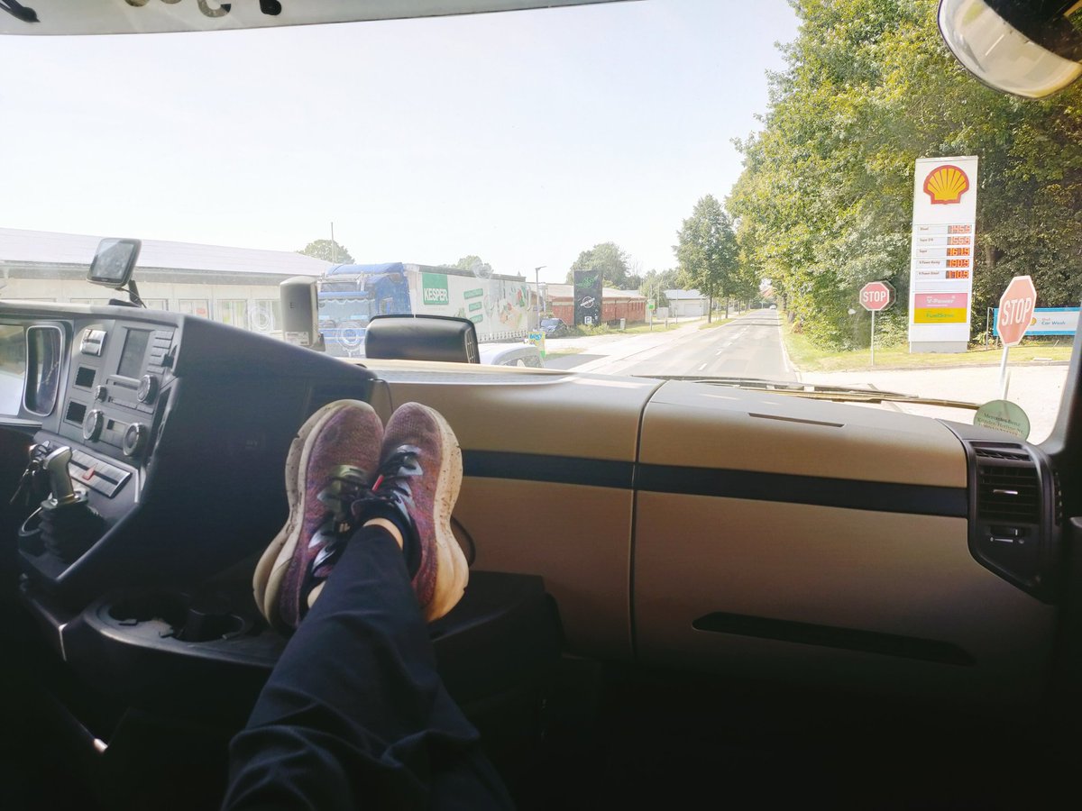 Also Beifahrer in einem LKW zu sein ist soo entspannt aber junge müsste ich jemals so ein Biest fahren, da hätte ich schon längst mehrfach einen Herzinfarkt bekommen xD