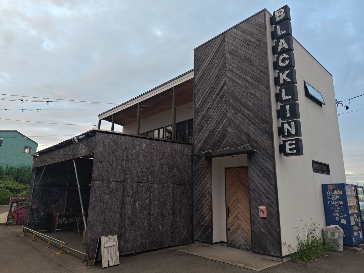 愛知県常滑市のBLACKLINEさんへ行ってきました。

ここは「おでんツンツン男」こと、豊嶋悠輔さんが経営するスケートボードショップで、僕のスケボーの足回りを豊嶋さんに交換してもらったのです。

交換したのは車輪と軸とベアリングで、総額約21,000円(笑)。

けど乗ってみて交換の価値ありでした🔥