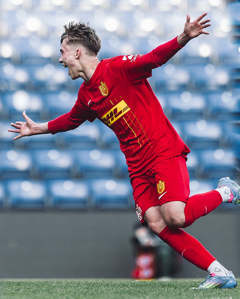 FCNordsjaelland's tweet image. 𝐴𝑐𝑎𝑑𝑒𝑚𝑦 𝑡𝑜 𝑆𝑢𝑝𝑒𝑟𝑙𝑖𝑔𝑎: 𝐇𝐣𝐚𝐥𝐭𝐞 𝐁𝐨𝐞🐯🇩🇰

17-årige Hjalte Boe har i denne sæson fået sine to første Superliga-kampe, og nu bliver den unge offensivspiller rykket permanent op i Superliga-truppen👏🔝

Bliv klogere på den unge fynbo👇
fcn.dk/nyheder/2025/a…