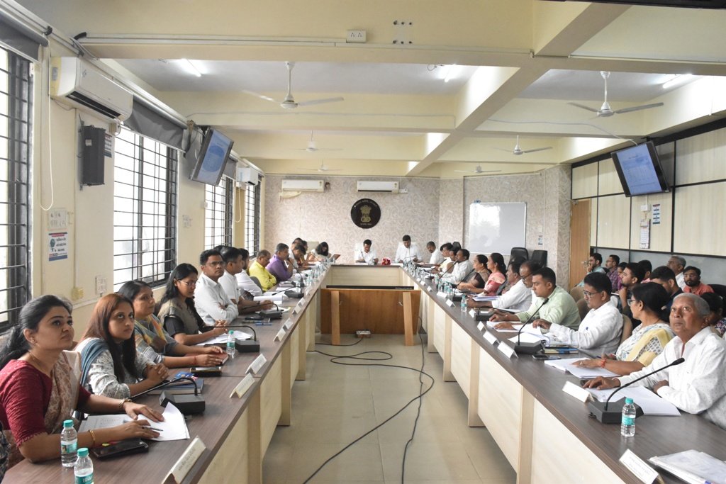 Collector & DM Navsari (@collectornav) on Twitter photo આજરોજ માનનીય કેન્દ્રીય જળશક્તિ મંત્રીશ્રી સી.આર.પાટીલના અધ્યક્ષસ્થાને નવસારી જિલ્લા વિકાસ કો-ઓર્ડિનેશન એન્ડ મોનિટરીંગ કમિટી (દિશા)ની બેઠક યોજાઈ. અધ્યક્ષસ્થાનેથી કેન્દ્ર સરકારની મહત્વની યોજનાઓ તેમજ વિકાસકાર્યોની કામગીરીની સમીક્ષા કરાઈ.
<a href="/CMOGuj/">CMO Gujarat</a> <a href="/CRPaatil/">C R Paatil</a> <a href="/NavsariNMC/">Navsari Municipal Corporation</a> <a href="/DdoNavsari/">DDO Navsari</a> આજરોજ માનનીય કેન્દ્રીય જળશક્તિ મંત્રીશ્રી સી.આર.પાટીલના અધ્યક્ષસ્થાને નવસારી જિલ્લા વિકાસ કો-ઓર્ડિનેશન એન્ડ મોનિટરીંગ કમિટી (દિશા)ની બેઠક યોજાઈ. અધ્યક્ષસ્થાનેથી કેન્દ્ર સરકારની મહત્વની યોજનાઓ તેમજ વિકાસકાર્યોની કામગીરીની સમીક્ષા કરાઈ.
<a href="/CMOGuj/">CMO Gujarat</a> <a href="/CRPaatil/">C R Paatil</a> <a href="/NavsariNMC/">Navsari Municipal Corporation</a> <a href="/DdoNavsari/">DDO Navsari</a>