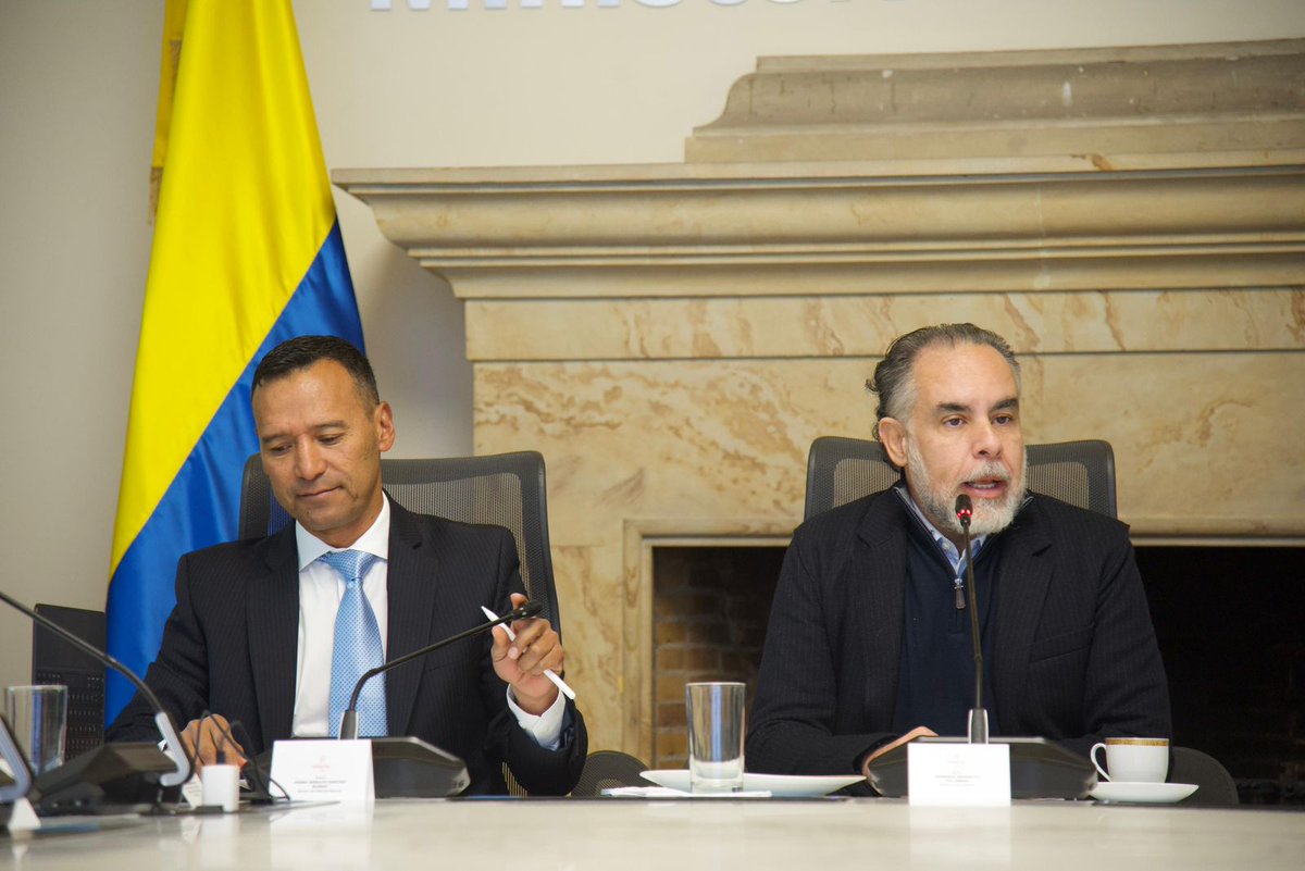 ÚltimaHoraCaracol (@ultimahoracr) on Twitter photo #POLÍTICA A esta hora el ministro del Interior, Armando Benedetti (<a href="/AABenedetti/">Armando Benedetti</a>), se reúne con el ministro de Defensa, Pedro Sánchez, el director de la Policía, Carlos Triana y el director de la UNP, Augusto Rodríguez, para analizar y tomar las medidas necesarias frente a la #POLÍTICA A esta hora el ministro del Interior, Armando Benedetti (<a href="/AABenedetti/">Armando Benedetti</a>), se reúne con el ministro de Defensa, Pedro Sánchez, el director de la Policía, Carlos Triana y el director de la UNP, Augusto Rodríguez, para analizar y tomar las medidas necesarias frente a la