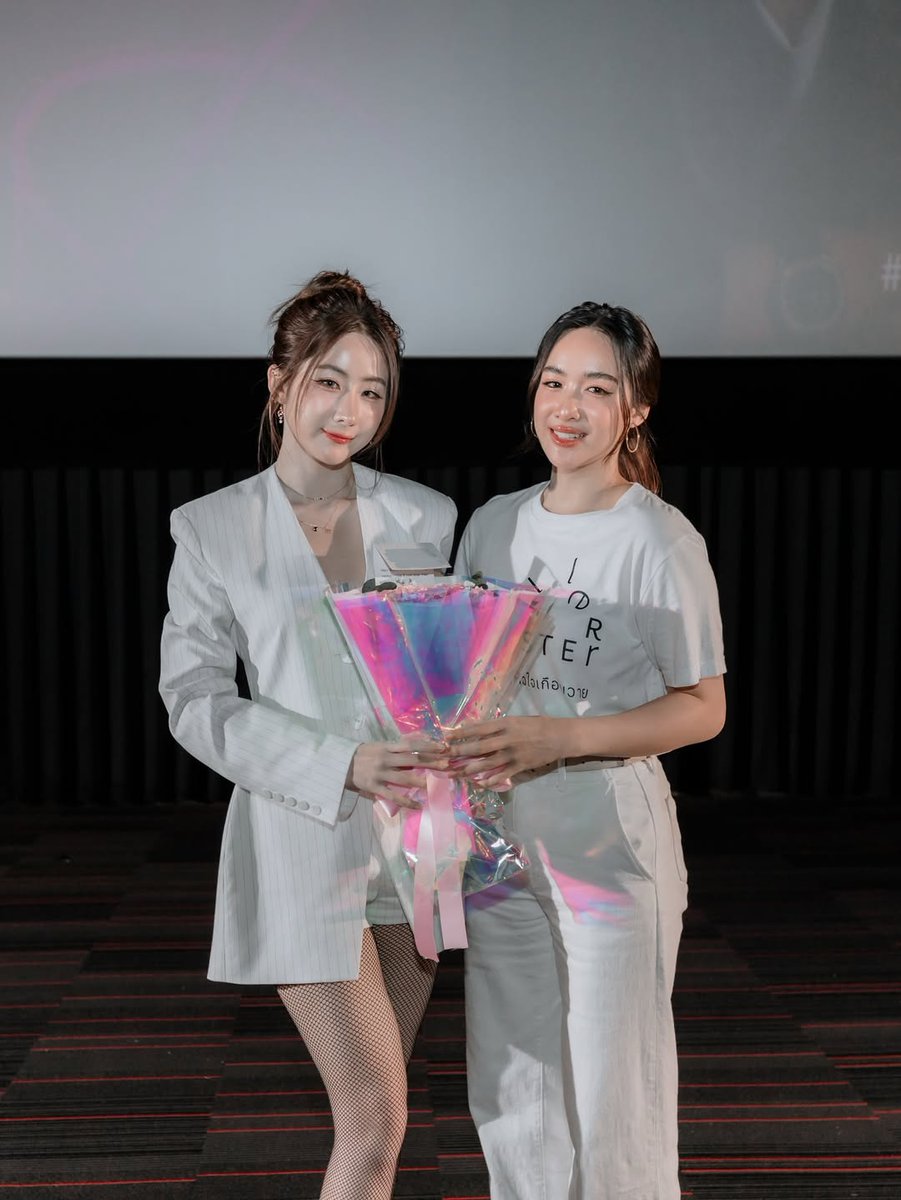 Neko acabou de compartilhar em seu Instagram essa foto. Vejam como as irmãs Lertprasert são belíssimas. 

YOKO AT ROLLER COASTER
#FirstPremiereRollerCoaster 
<a href="/Yoko_apasra/">Apasra</a> <a href="/nknaen18/">Nknaerun</a>