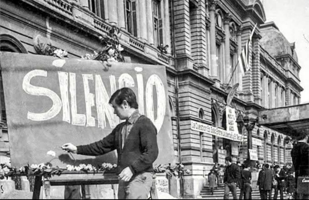 ferchu1001's tweet photo. "Silencio, ha muerto un estudiante"
#LiberArce PRESENTE 🌹
Porque los derechos que hoy gozás no se crearon por arte de magia, fue un camino de lucha y muerte. Así que respetalos y defendelos.
#QueVivanLosEstudiantes https://t.co/TeBXgILJ1H