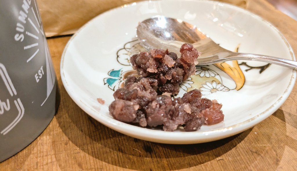 仕事終わりに和菓子屋さん手製のあんこ食べてる。粒が大きくて美味い( ‘ч’ )染みるぜ🍵