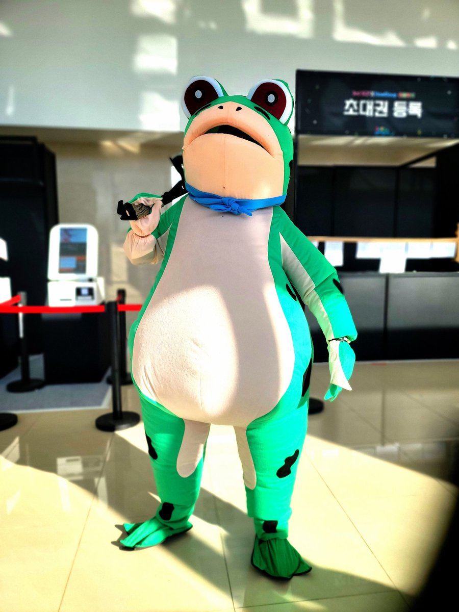 25년 8울코 코스프레 플랜표 

인형탈 - 개구리

8/17 일요일 하루 참여

예전에 사놨던 개구리인형탈 꺼내봅니다
특정인(?)으로 오해할까봐 살짝 걱정되는데
아직 뉴코도 안왔고 다른 코스들은 좀
구경다니기 답답해서 골랐습니다
인형탈이 장점이 애들이 좋아함ㅎ