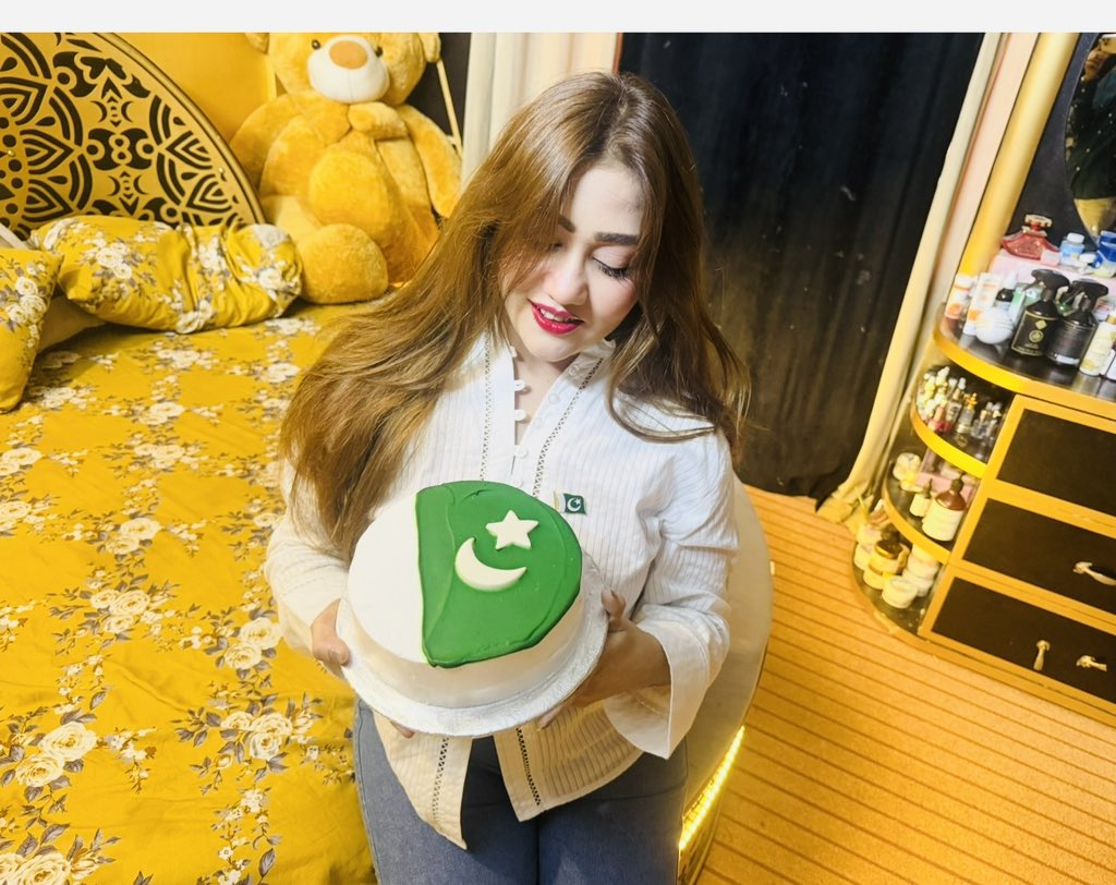 FaizakanwalQur2's tweet photo. خدا کرے میری ارض پاک پر اترے
وہ فصلِ گل جسے اندیشہء زوال نہ ہو

یہاں جو پھول کھلے وہ کِھلا رہے برسوں
یہاں خزاں کو گزرنے کی بھی مجال نہ ہو

#IndependenceDay2025 https://t.co/oQQAMLibfw