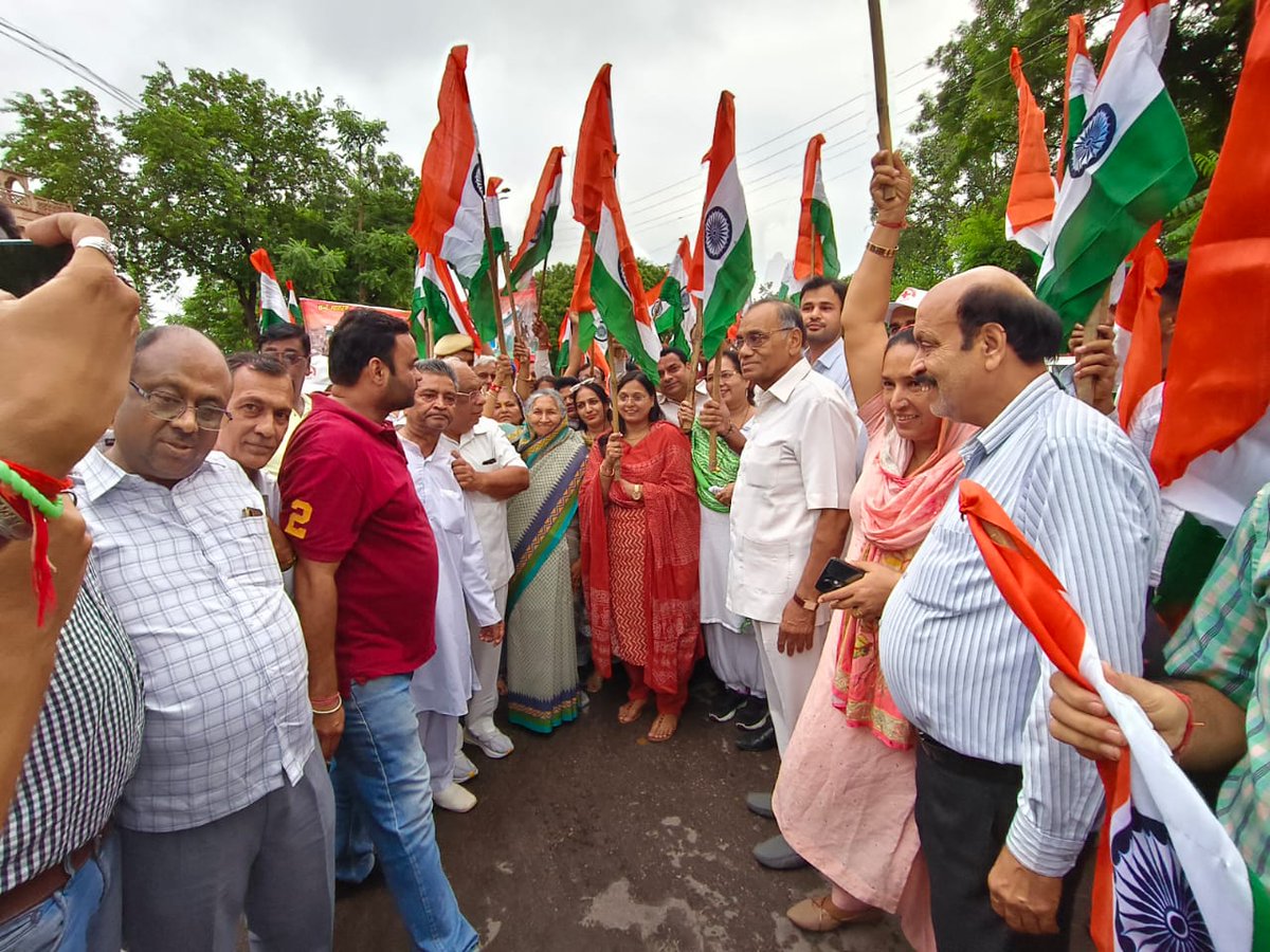 SavitriJindal's tweet photo. आज हिसार जिला प्रशासन द्वारा आयोजित भव्य ‘तिरंगा यात्रा’ में मुख्य अतिथि के रूप में शामिल होने का सौभाग्य मिला।

भारत माता के इस पावन प्रतीक को हाथ में लेकर चलना, वंदे मातरम और भारत माता की जय के नारों के बीच देशभक्ति की लहर महसूस करना, यह अनुभव हमेशा हृदय में संजोया रहेगा।

🇮🇳 जय हिंद!
#TirangaYatra #HarDinTiranga