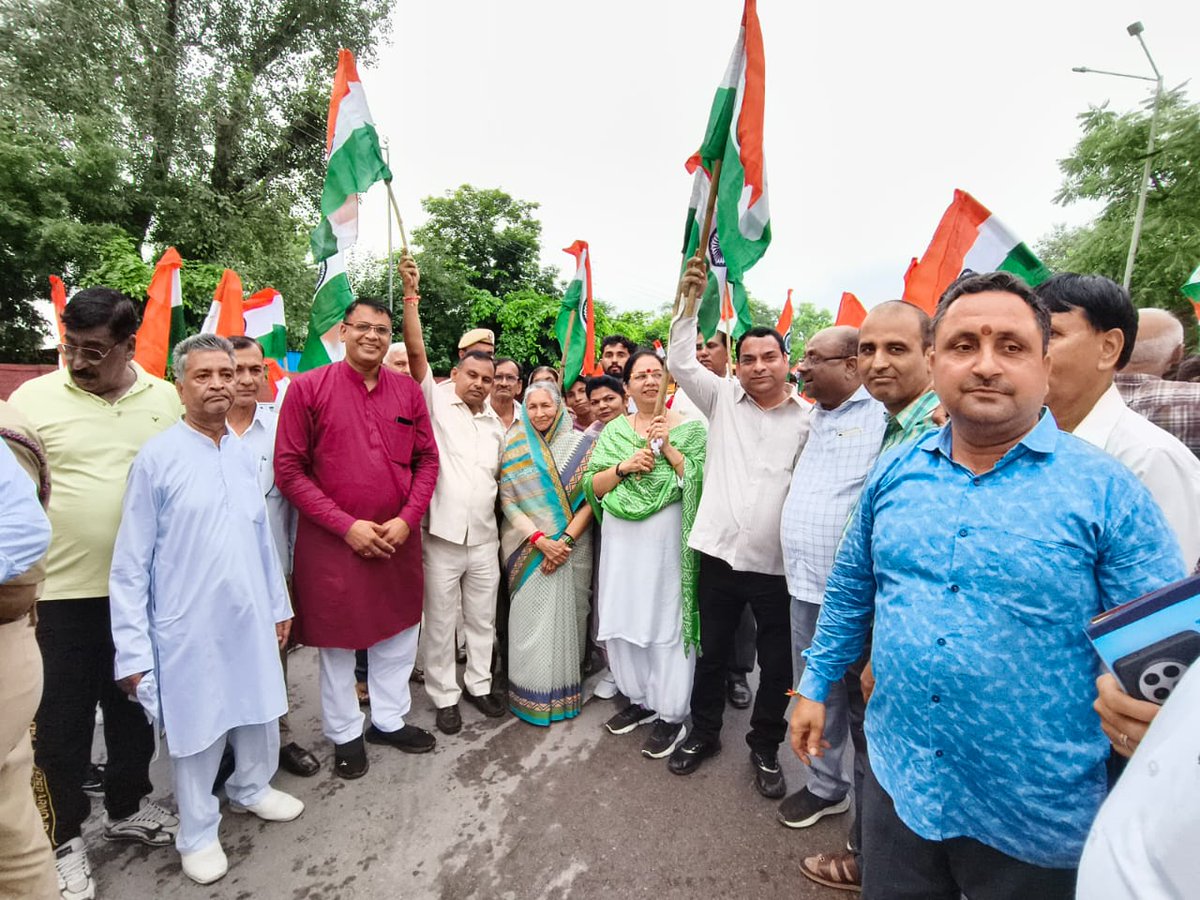SavitriJindal's tweet photo. आज हिसार जिला प्रशासन द्वारा आयोजित भव्य ‘तिरंगा यात्रा’ में मुख्य अतिथि के रूप में शामिल होने का सौभाग्य मिला।

भारत माता के इस पावन प्रतीक को हाथ में लेकर चलना, वंदे मातरम और भारत माता की जय के नारों के बीच देशभक्ति की लहर महसूस करना, यह अनुभव हमेशा हृदय में संजोया रहेगा।

🇮🇳 जय हिंद!
#TirangaYatra #HarDinTiranga