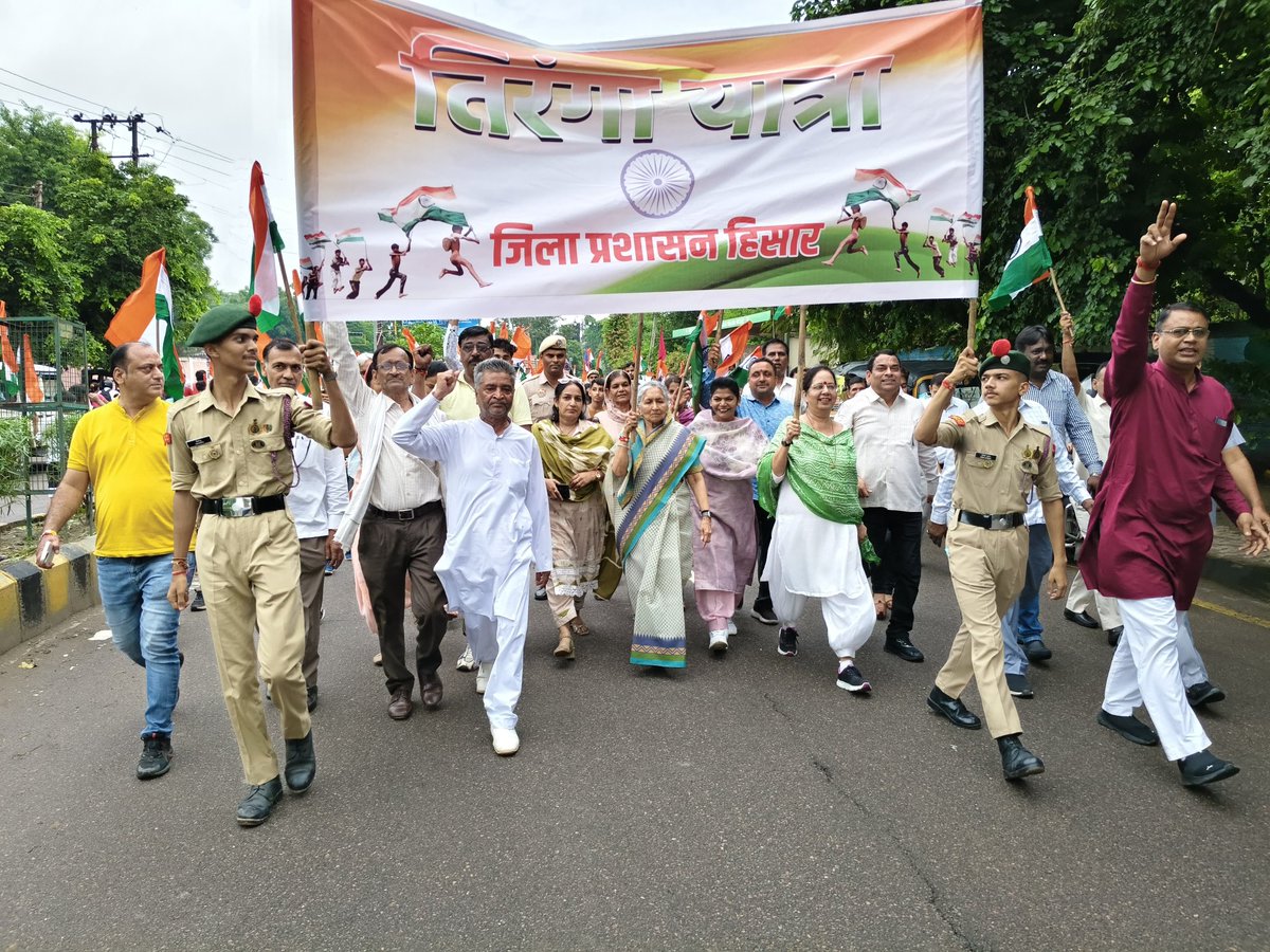 SavitriJindal's tweet photo. आज हिसार जिला प्रशासन द्वारा आयोजित भव्य ‘तिरंगा यात्रा’ में मुख्य अतिथि के रूप में शामिल होने का सौभाग्य मिला।

भारत माता के इस पावन प्रतीक को हाथ में लेकर चलना, वंदे मातरम और भारत माता की जय के नारों के बीच देशभक्ति की लहर महसूस करना, यह अनुभव हमेशा हृदय में संजोया रहेगा।

🇮🇳 जय हिंद!
#TirangaYatra #HarDinTiranga
