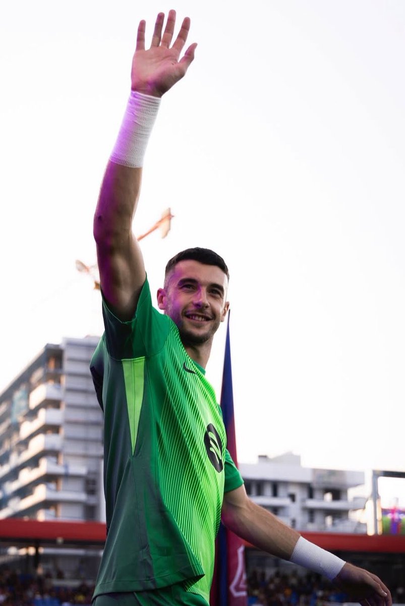 Le Barça confirme que comité médical de Liga a jugé que la blessure de Marc-André ter Stegen répond aux critères de blessure à long terme... 💙❤️

... et donc le club va procéder demain pour officialiser immédiatement l'inscription du joueur Joan García !
(<a href="/FabrizioRomano/">Fabrizio Romano</a>)