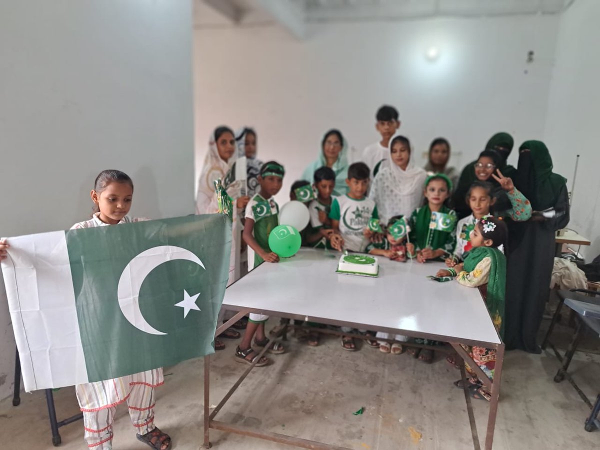 یوم جشن آزادی کے موقع پر ہم بے حد مشکور ہیں ڈاکٹر ارشد جمیل، ڈاکٹر عرفان لاشاری،ناصر محمود،سلطان مرزاو دیگر احباب کا  جنہوں نے سماعت سے محروم بچوں و بچیوں کے ساتھ کیک کاٹ کر حوصلہ افزائی کی۔اس موقع سہیل صدیق نے مہمانوں کو بابائے قوم کی تصویر والے مفلر سے  نوازا کر شکریہ ادا کیا۔