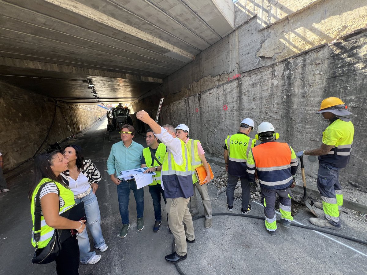 ¿Alguien me puede explicar que hacen unas personas sin las debidas medidas de seguridad en una obra? ¿Dónde están los EPIs (cascos, chalecos,...)
<a href="/JavierAyalaO/">Javier Ayala / ❤️</a> siempre a lo suyo. Está por encima del bien y del mal. Si no se sabe cuidar a si mismo cómo va a cuidar de #Fuenlabrada